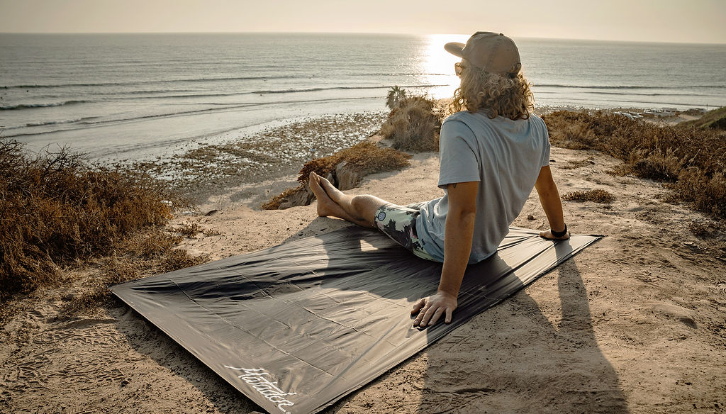 Matador_Pocket-Blanket_Lifestyle2 Matador Pocket Blanket (red)