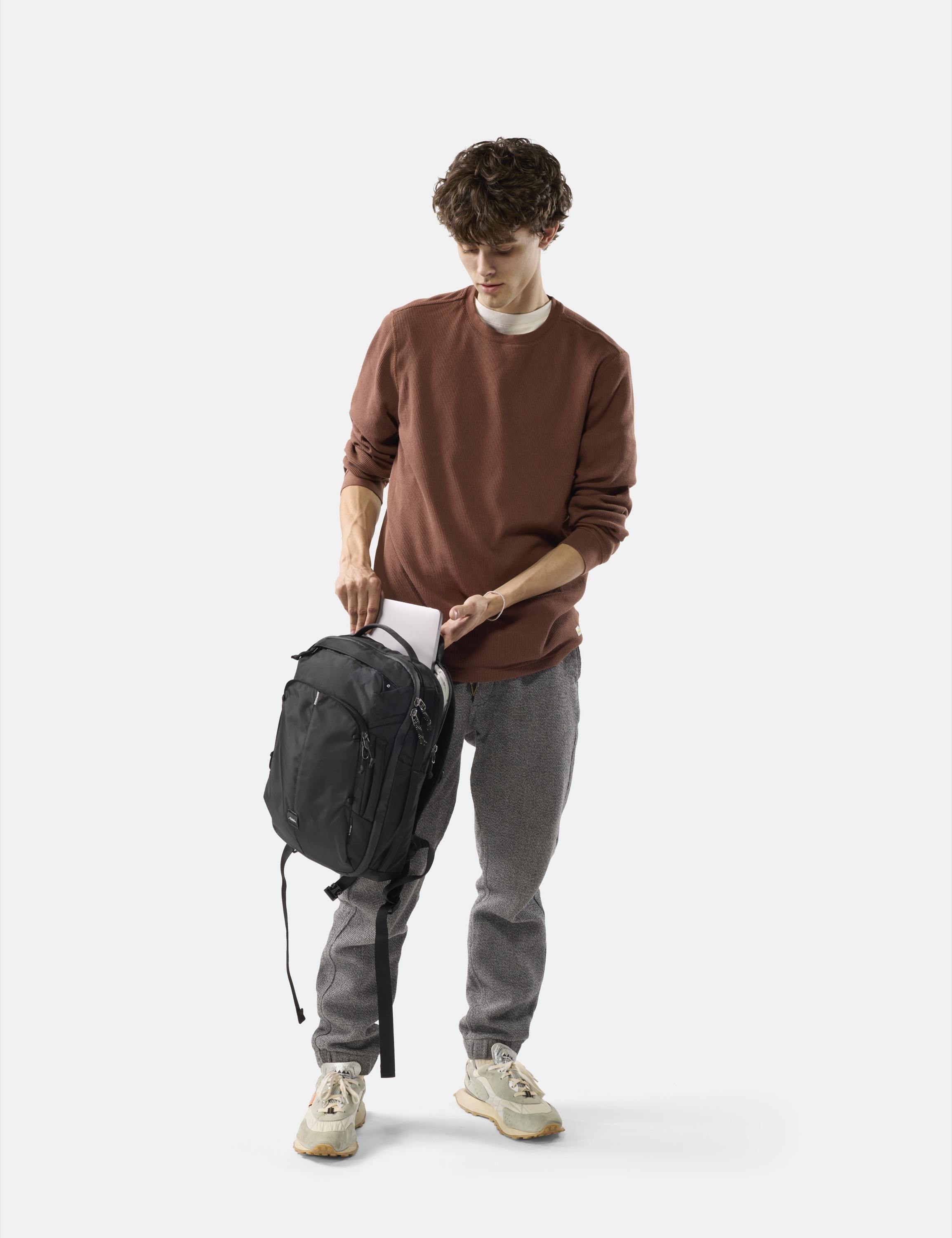 Rucksack, schwarze Rucksack, casual Outfit, brauner Pullover, graue Jogginghose