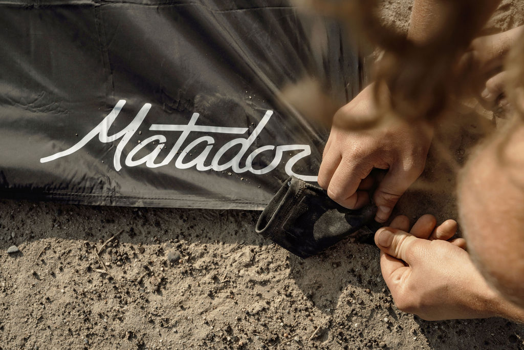 Matador_Pocket-Blanket_Lifestyle5 Matador Pocket Blanket (red)