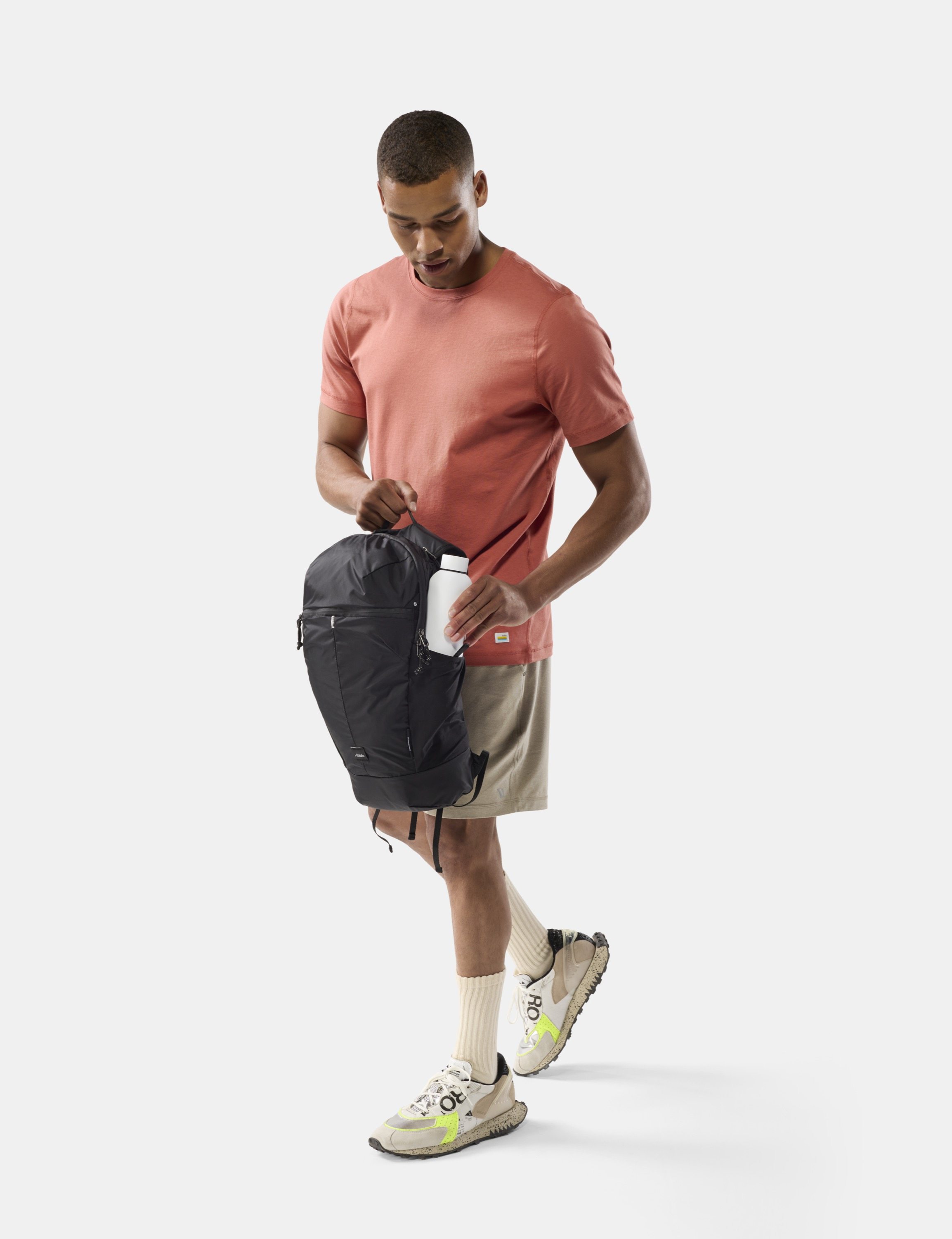 T-Shirt, Rucksack, Wasserflasche, Kurzarmshirt, Sneaker