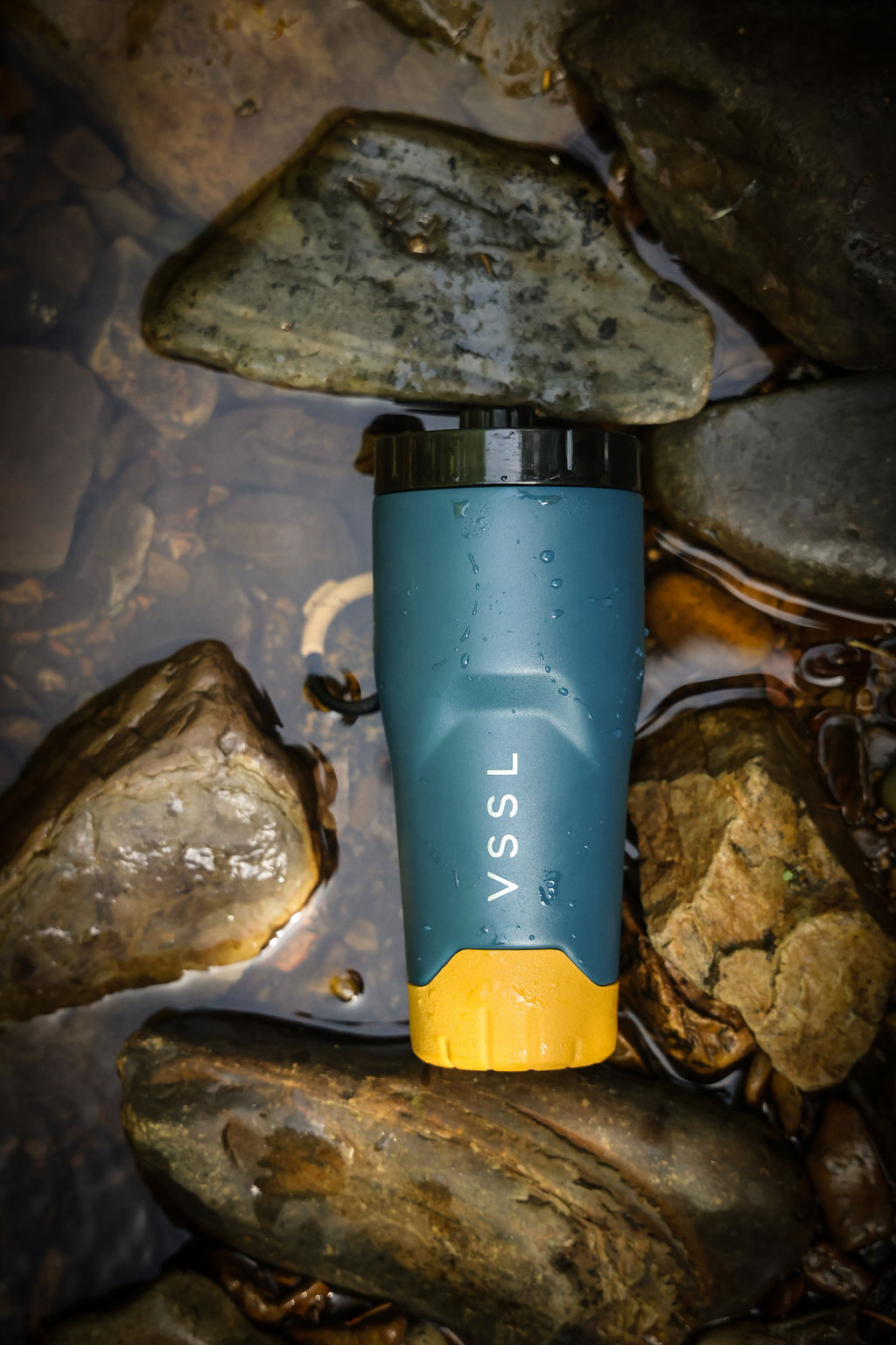 Trinkflasche, blau-gelb, zylindrisch, Outdoor-Ausrüstung