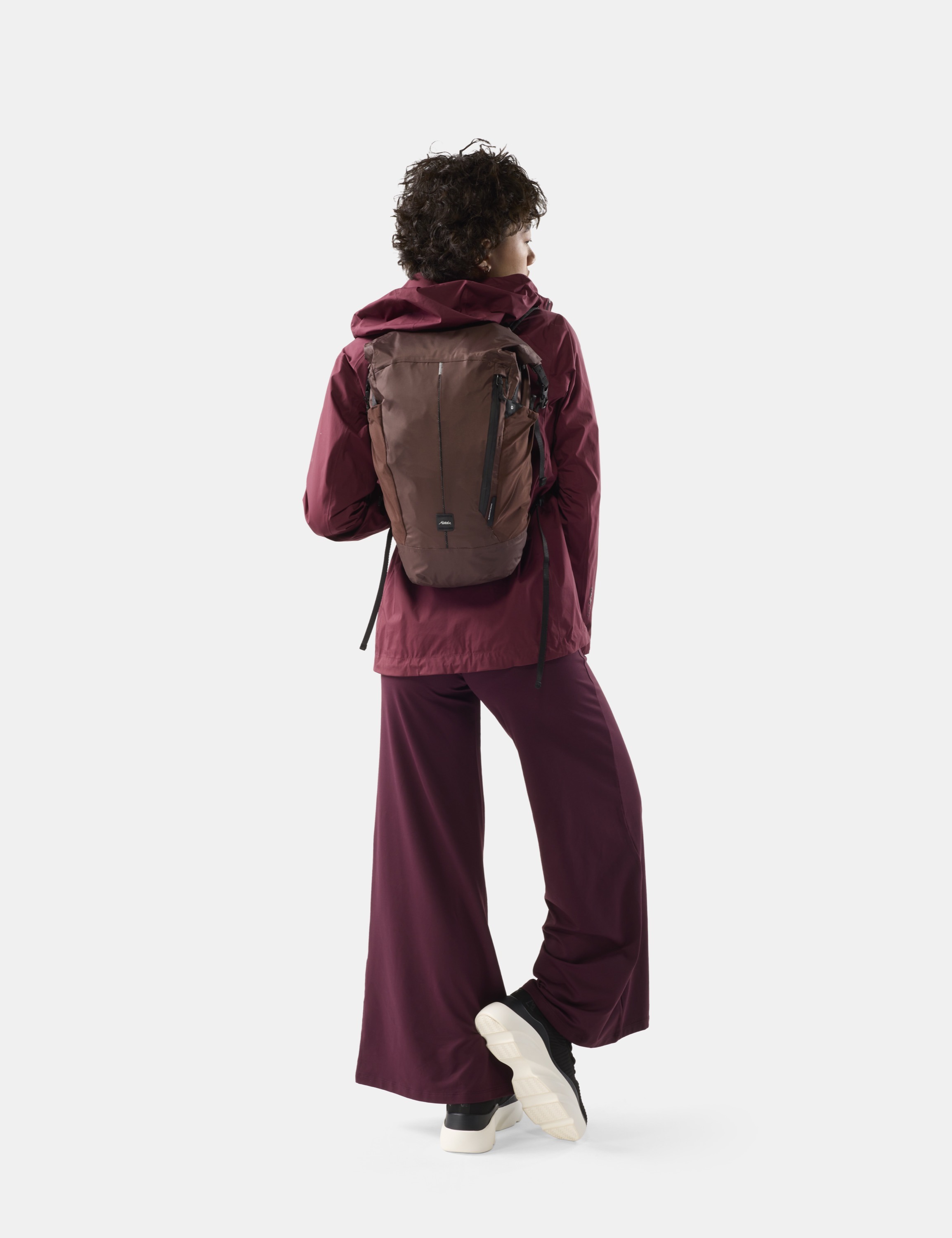 Rucksack, brauner Rucksack, Wandern, Außenausstattung, Burgunderfarbene Kleidung