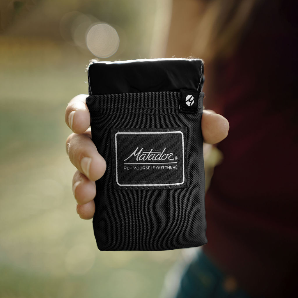 Matador_Pocket-Blanket_Lifestyle1 Matador Pocket Blanket (red)