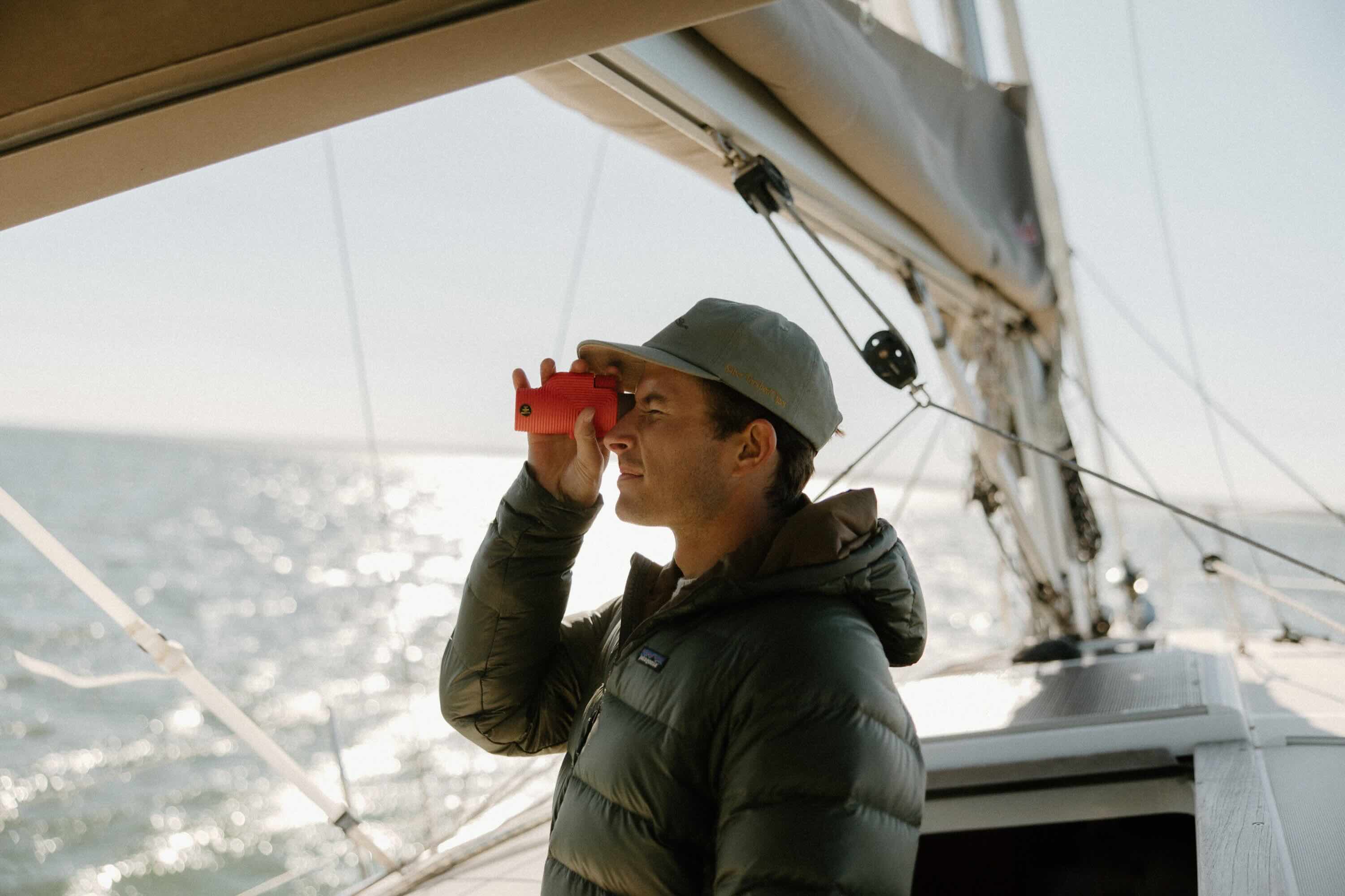 jacke, Pufferjacke, Kappe, Fernglas, Segelboot