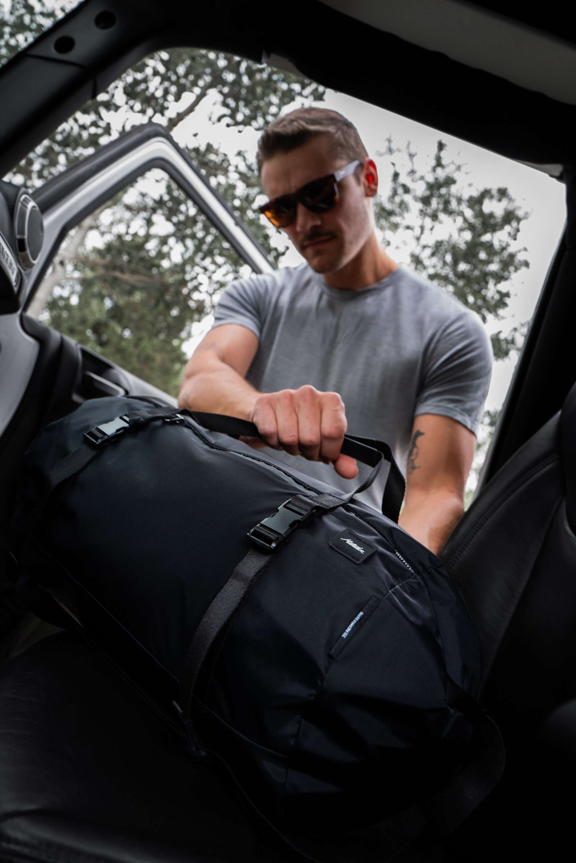 Rucksack, Tasche, Schwarz, Brustgurt, Autoaufnahme