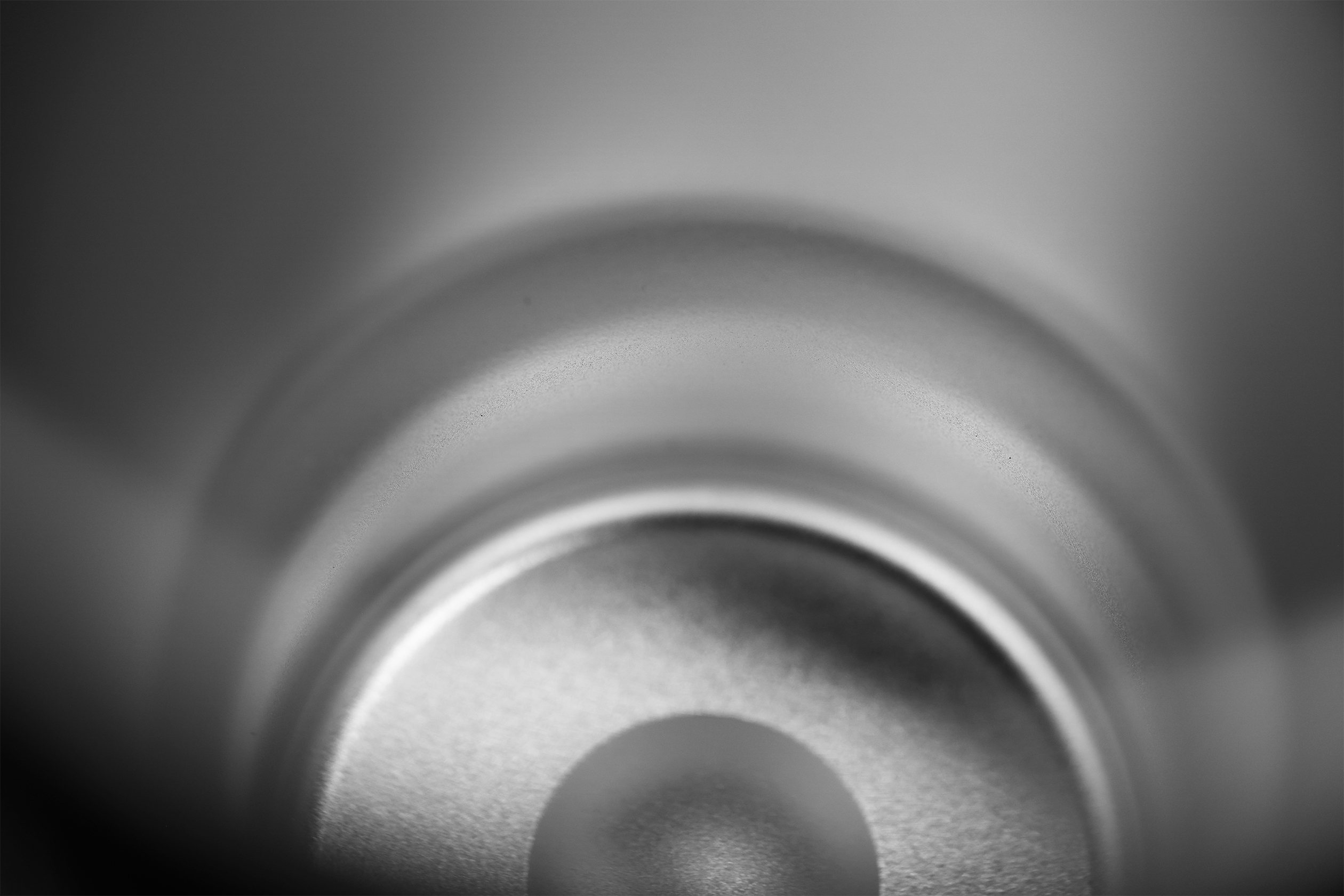 Edelstahl, Metalloberfläche, runde Form, gebürstetes Metall, Nahaufnahme