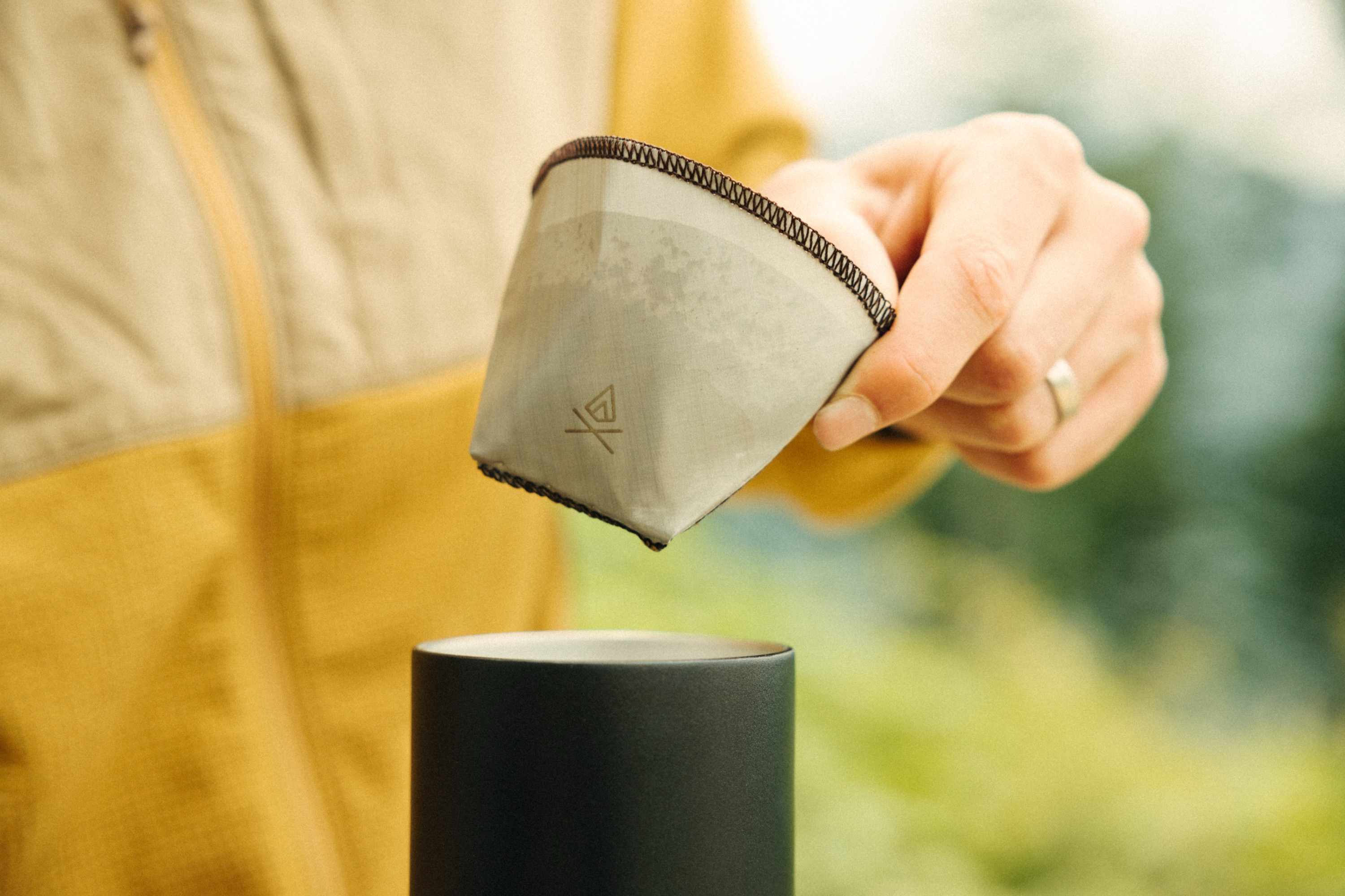 Stoffbeutel, grauer Stoff, schwarze Nähte