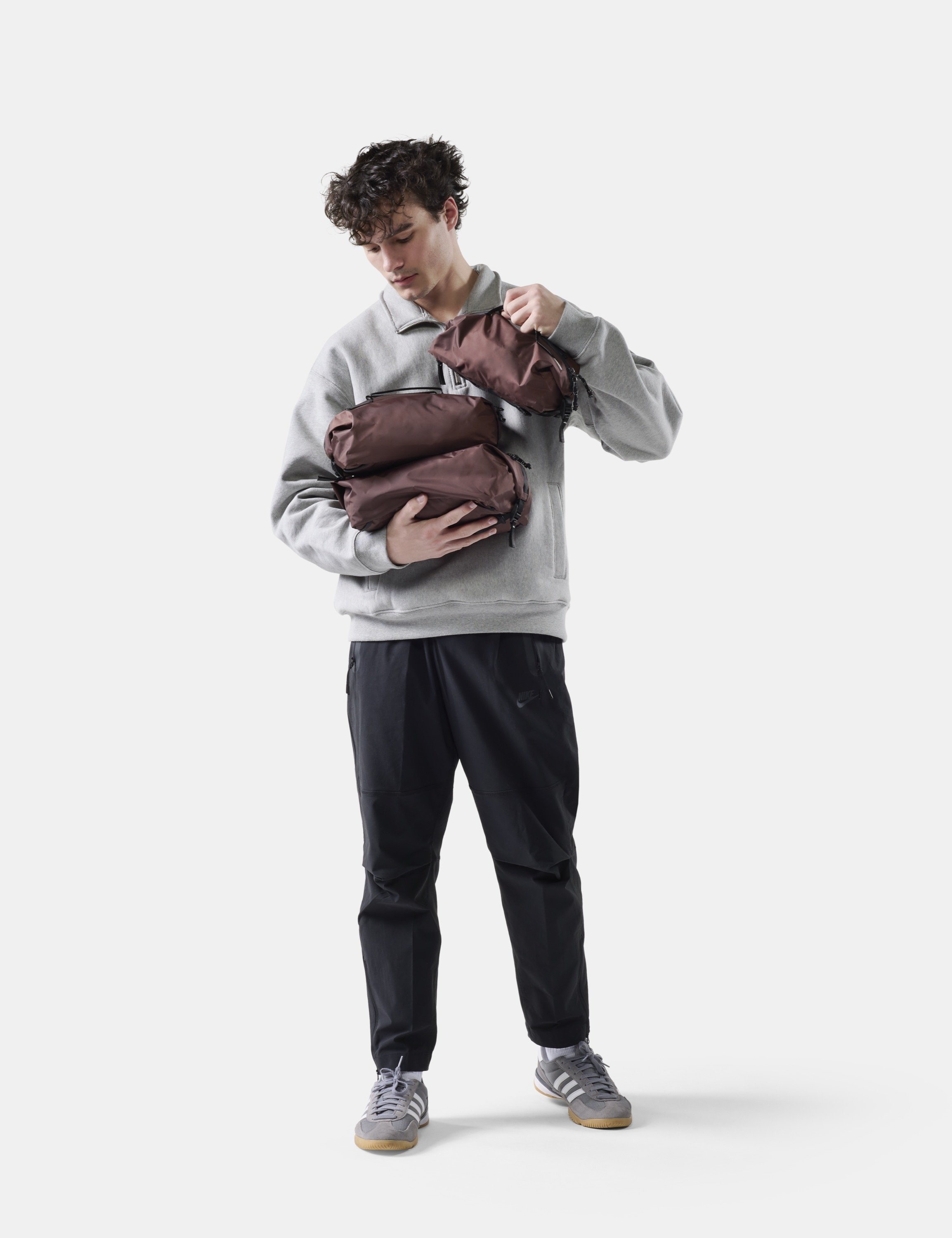 Hoodie, Grauer Pullover, Braune Puffer, Casual-Outfit, Stofftasche