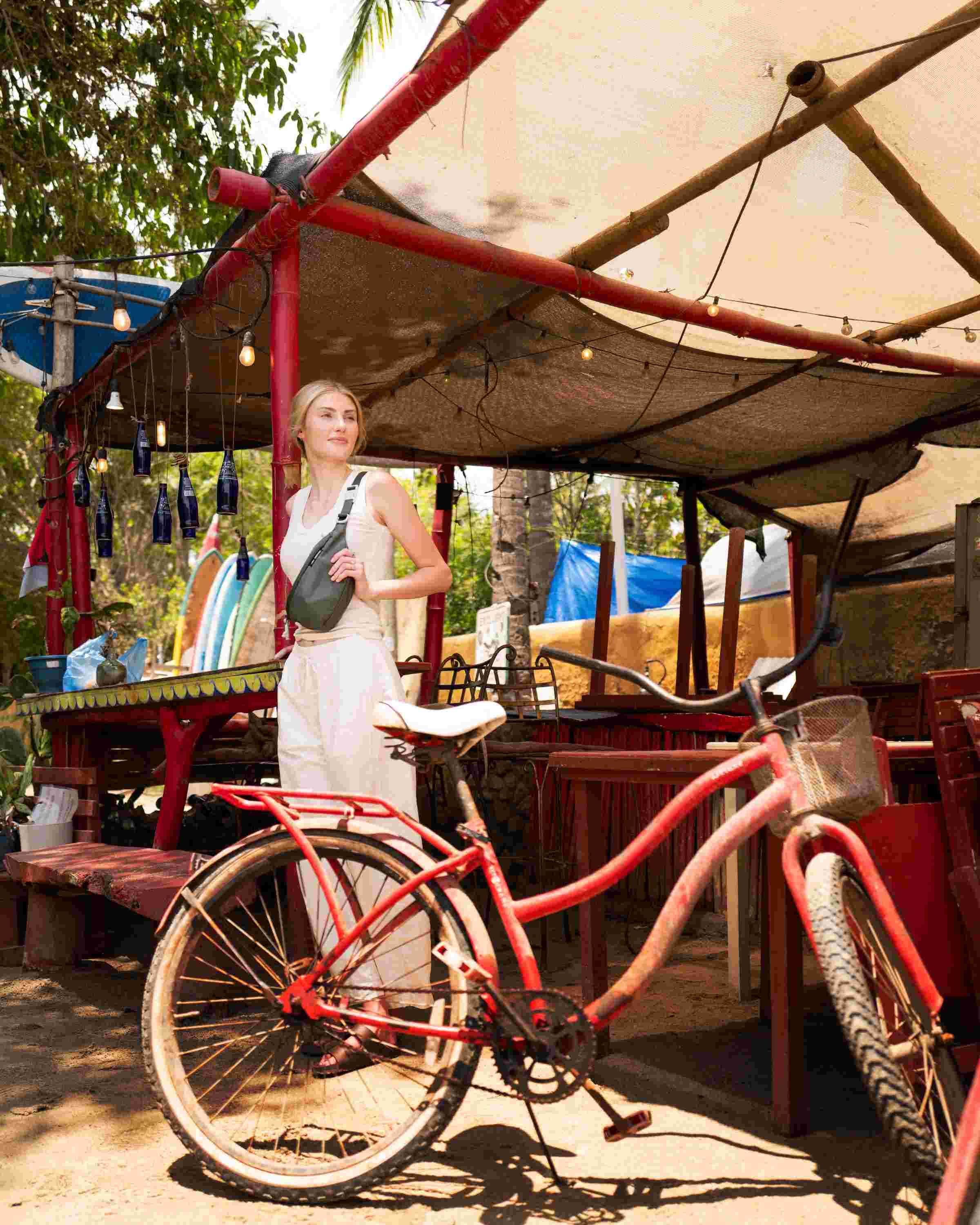 Fahrrad, rotes Fahrrad, Hof/Gartenbereich, Frau, Campingausrüstung