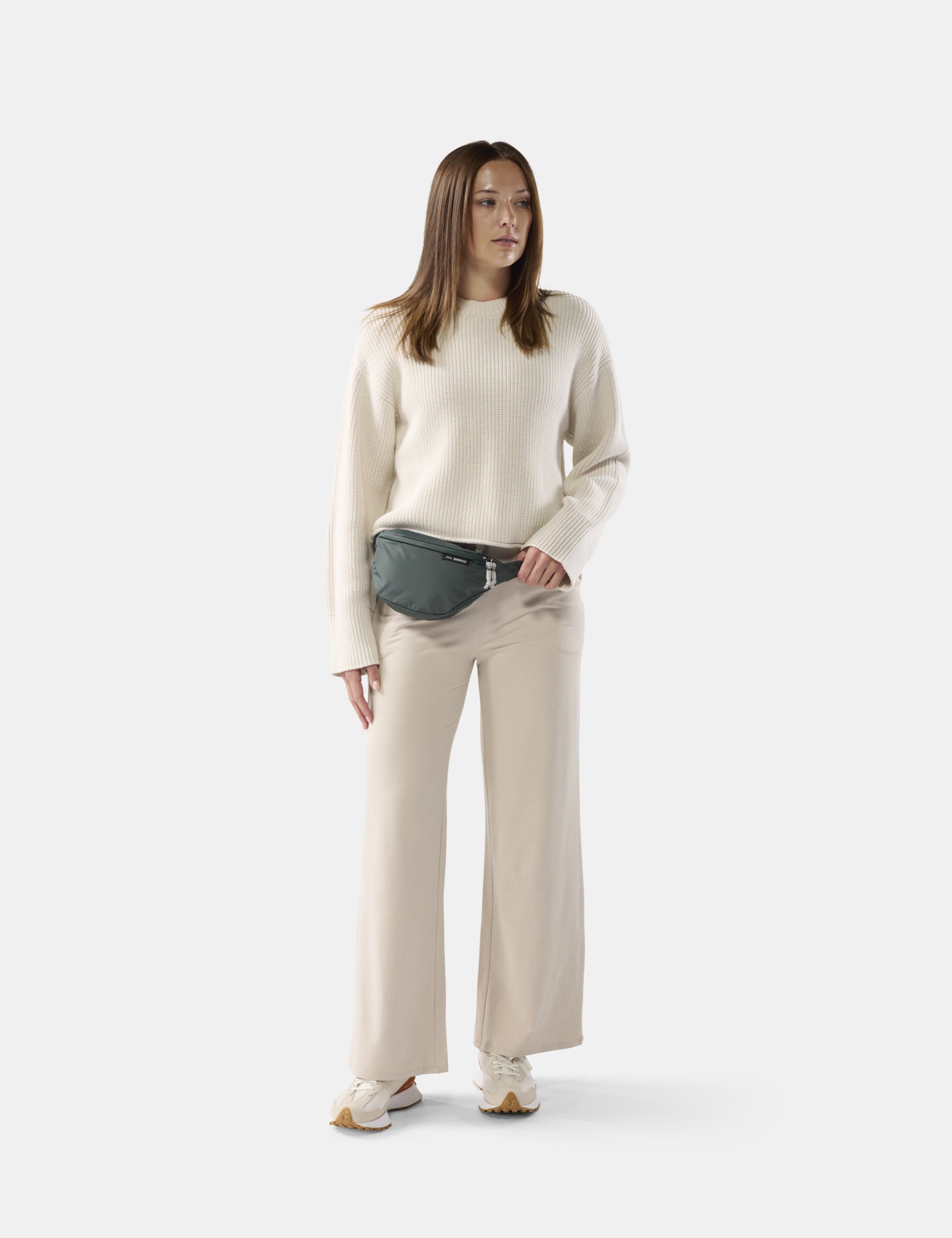 weiblich, beige hose, waist bag, kosmetik belt bag, pullover dicke