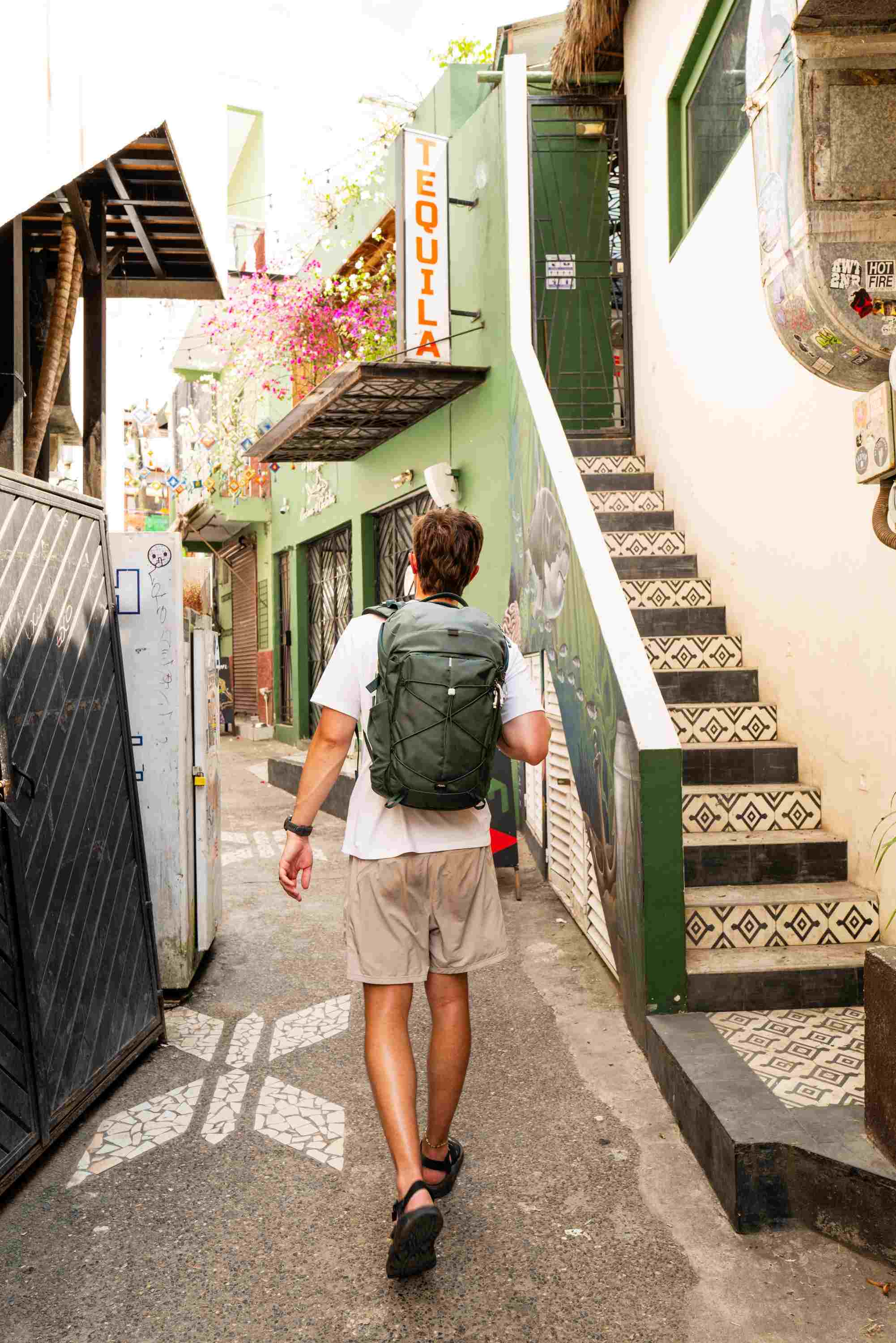 Rucksack, Rucksack tragen, Stadtweg, Reiseausrüstung, Kleidung}}```?```Oops need proper JSON with 2 arrays and valid German. Let's craft: new. Tags: