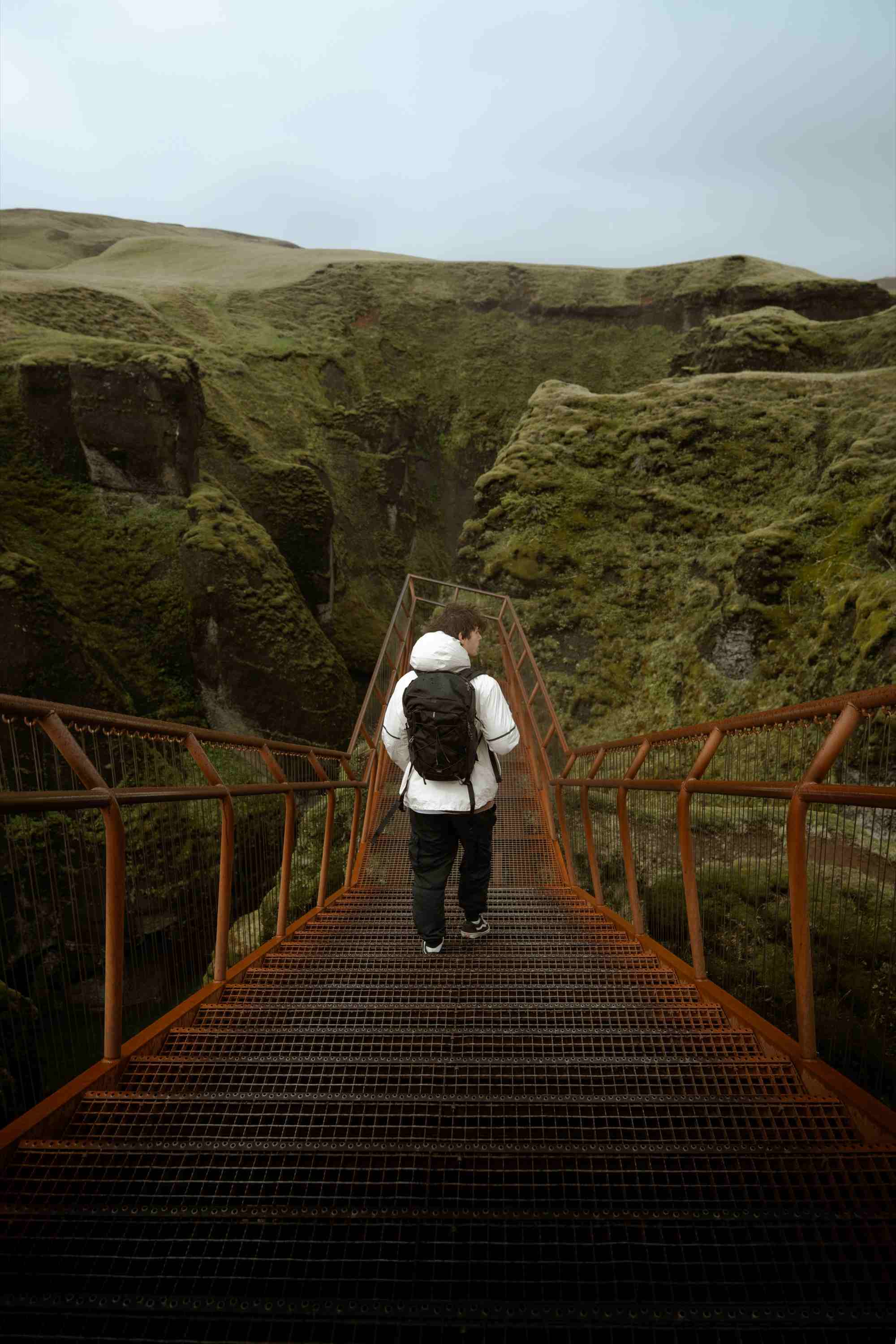 Outdoor, Berglandschaft, Brücke, Rucksack, Herrenjacke