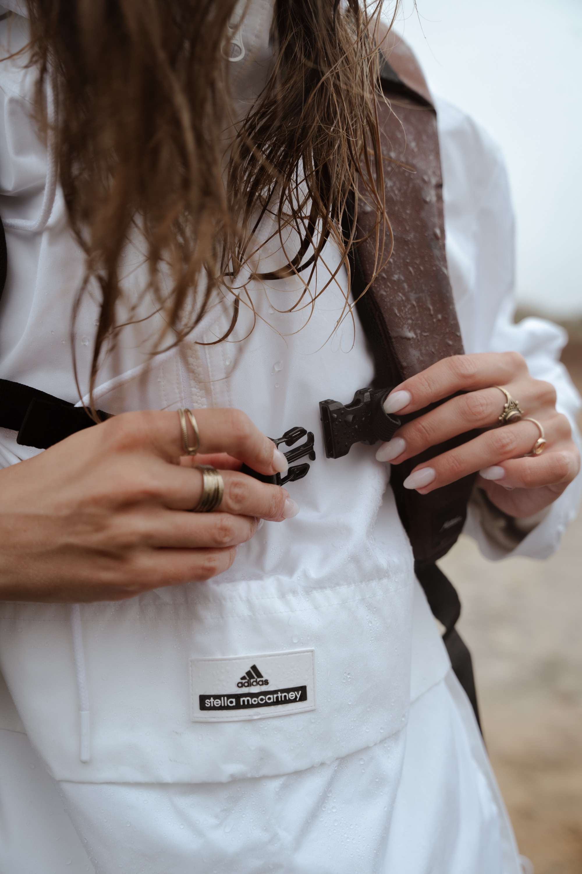 weißes jacke, tasche, adidas logo, gürtel, ring zubehör