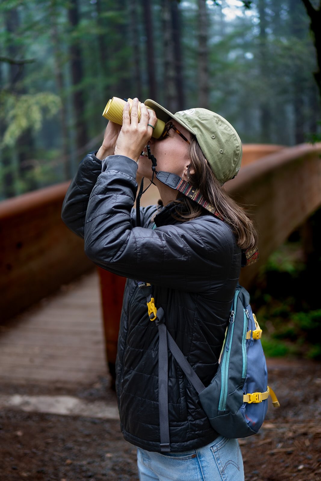 Kleidung, Jacke, Rucksack, Brille, Binokel?