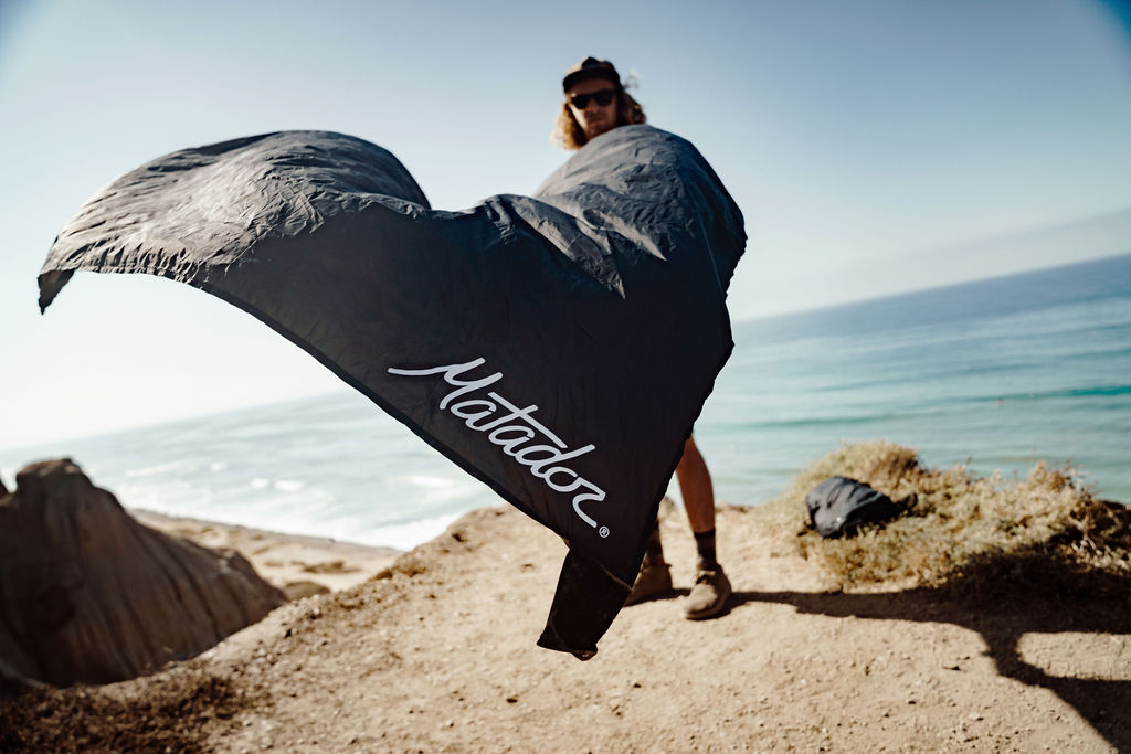Matador_Pocket-Blanket_Lifestyle12 Matador Pocket Blanket (red)