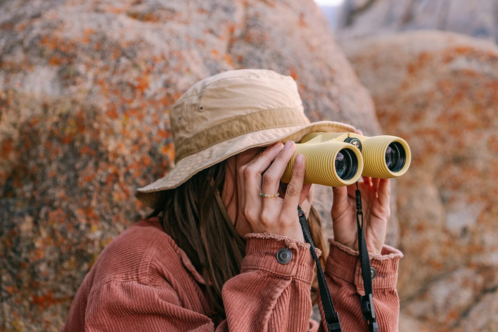 binoculars, Feldgläser, Outdoor-Ausrüstung, beiger Hut, rustikale Jacke