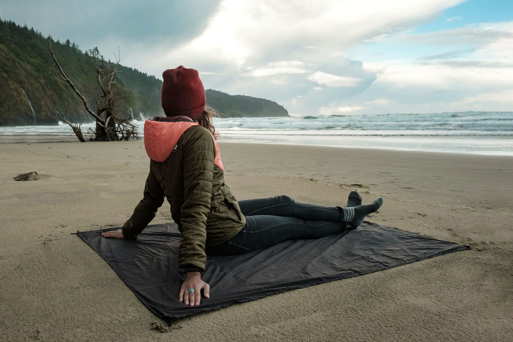 Matador_Pocket-Blanket_Lifestyle7 Matador Pocket Blanket (red)