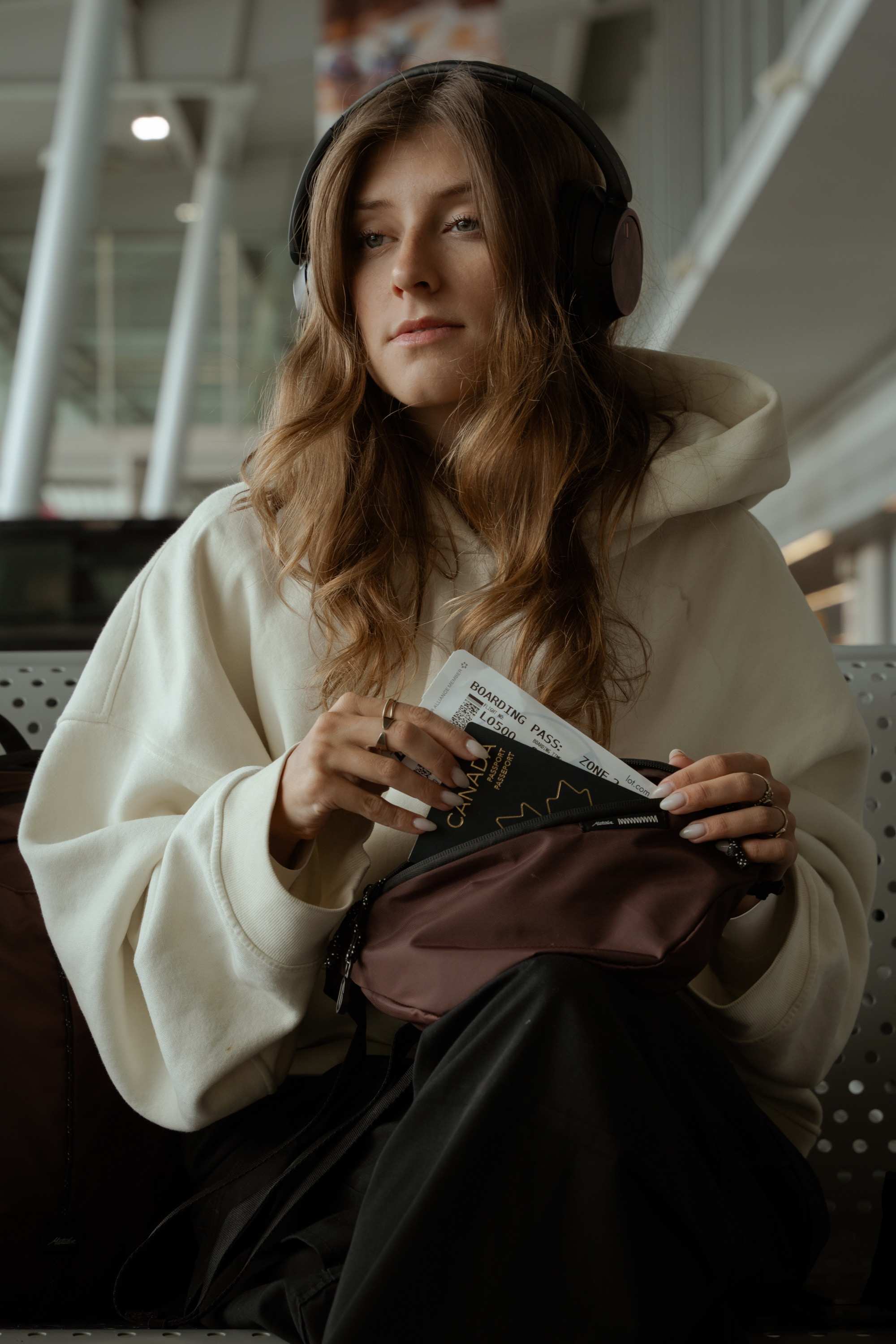 Hoodie, Beige hoodie, Kopfhörer, Boarding Pass, Umhängetasche