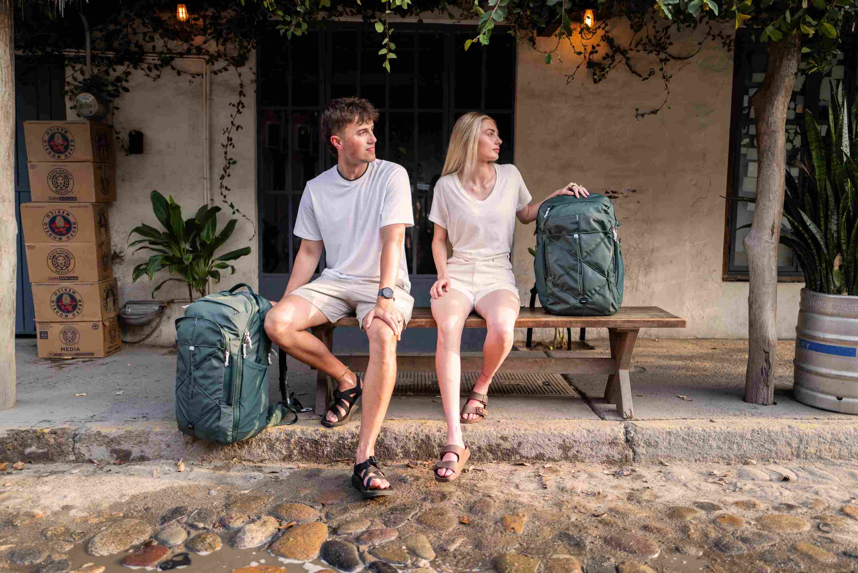 reisepartner, reisekoffer, rucksack, outdoor, sonniges sommeroutfit