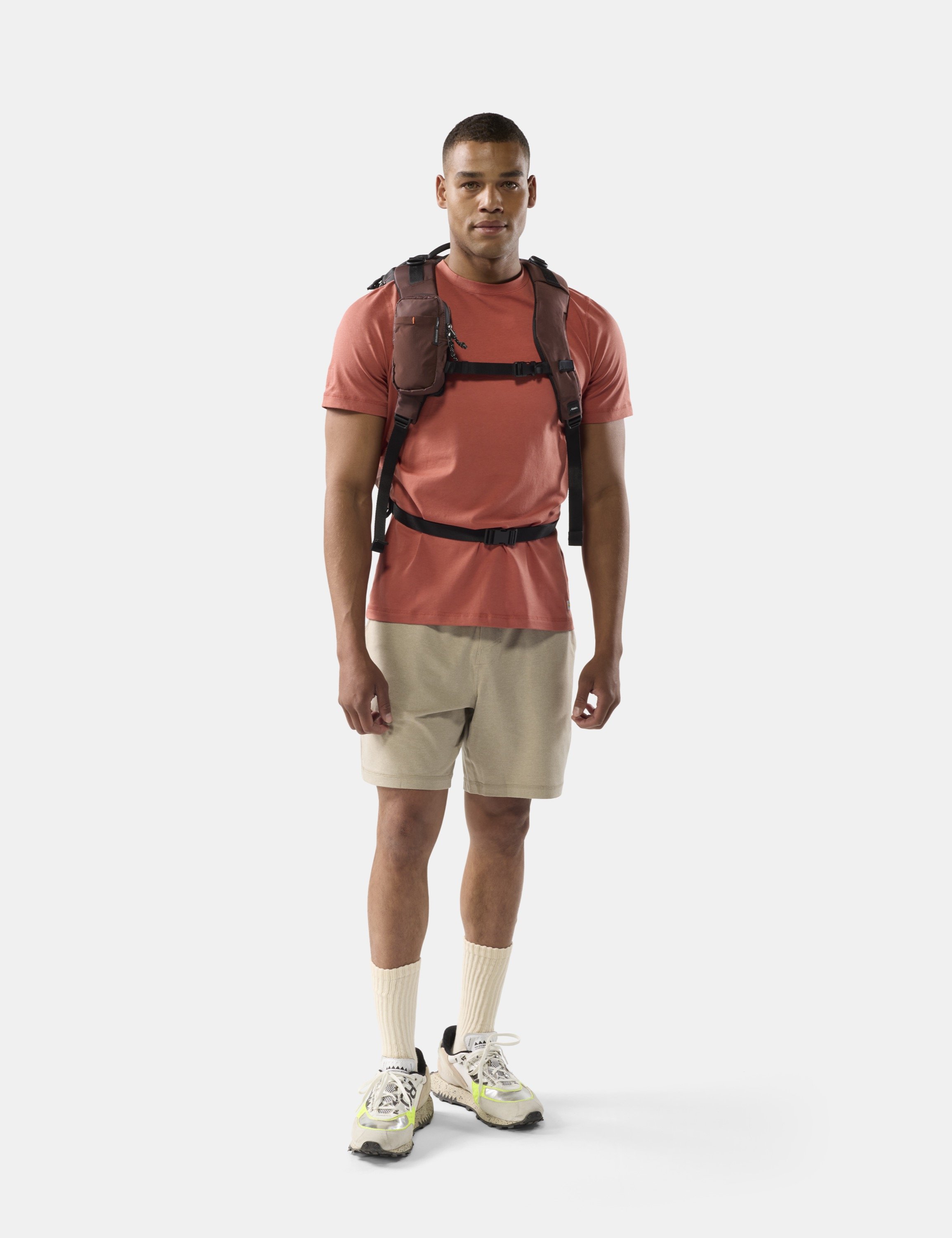 Herren-T-Shirt, Rucksack-Geschirr, Outdoor-Bekleidung, Beige Shorts, Laufschuhe