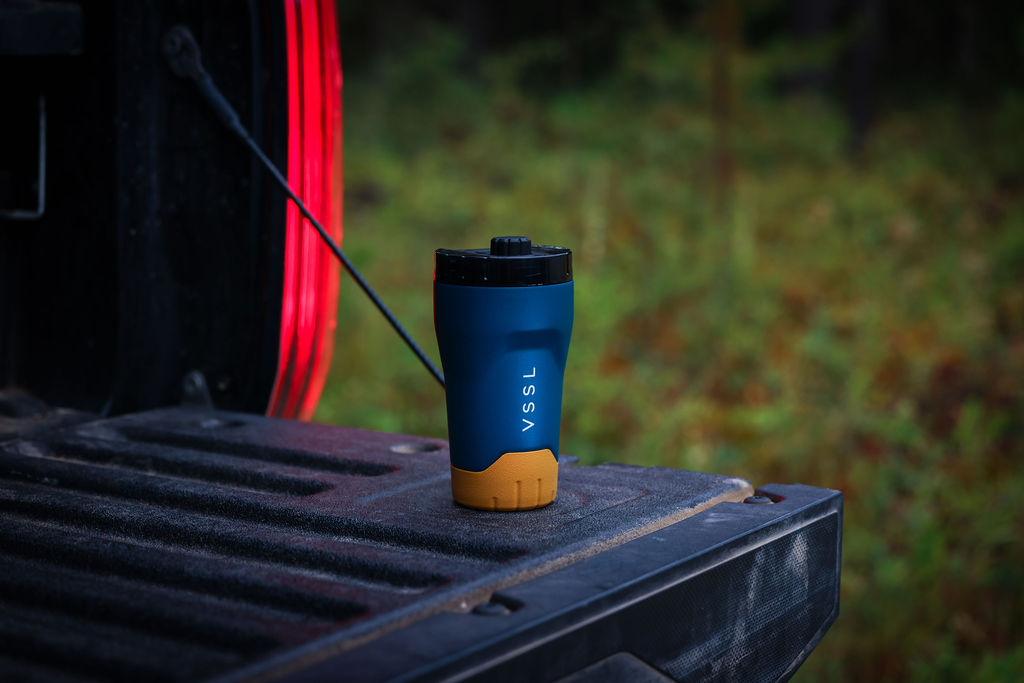 Thermobecher, blau, schwarzer Deckel, isoliert, Camping