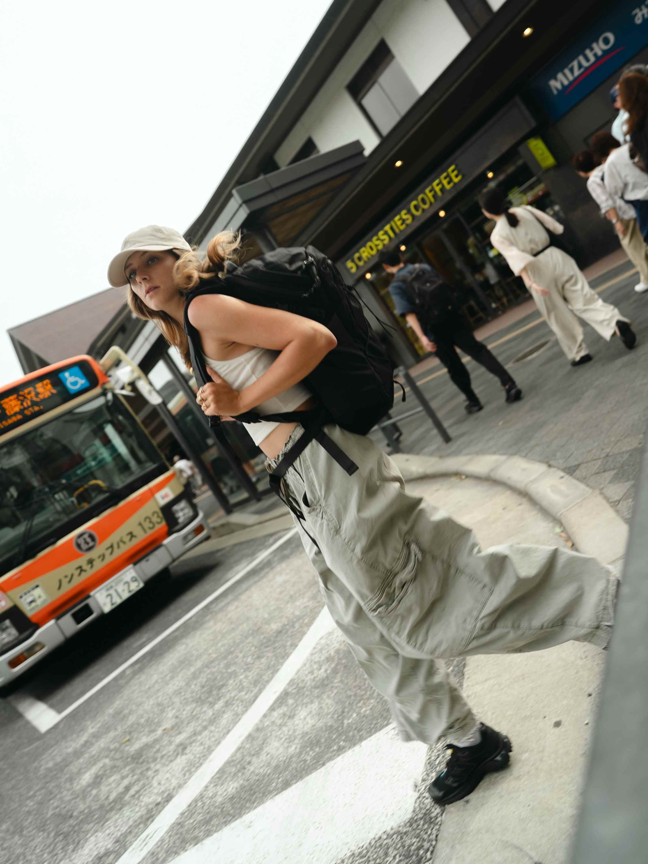Rucksack, Wandern, Kappe, Beige Hose, Stadt, Straßenbild