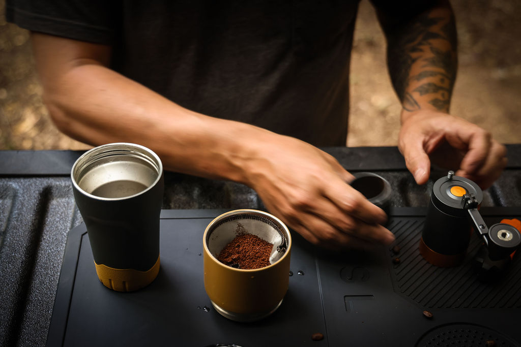 Kaffeemühle, Kaffeebecher, Edelstahl, schwarz-gelb, Handkurbel