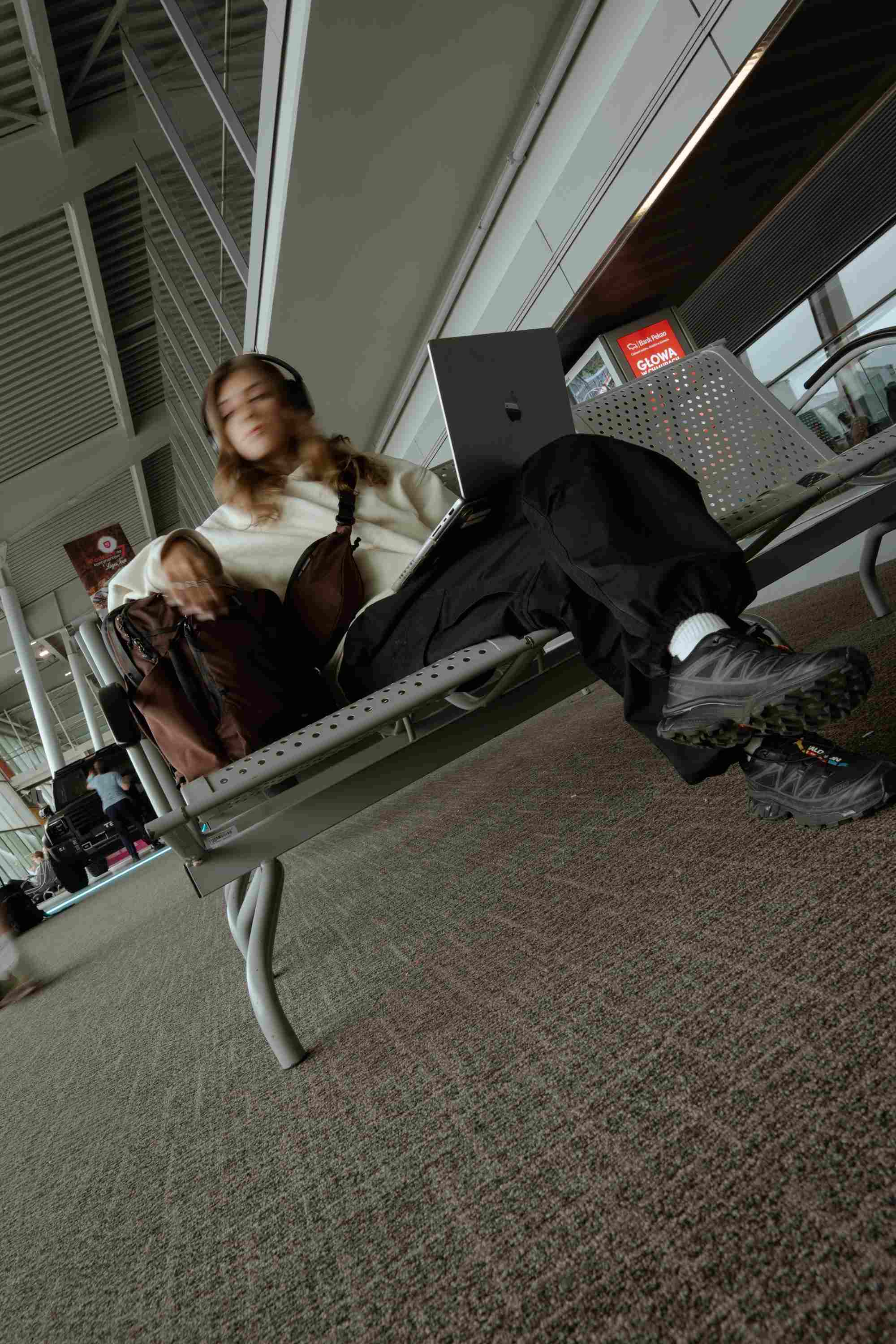 Laptop, Laptop auf dem Schoß, Flughafen, Sitzgelegenheit, Personen