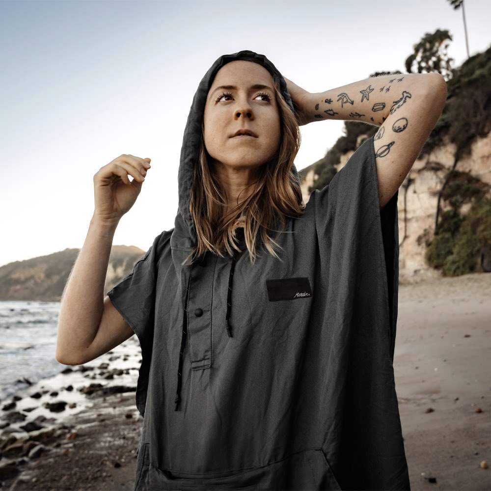 Poncho, Kapuze, dunkelgrau, Taschen, Tattoo