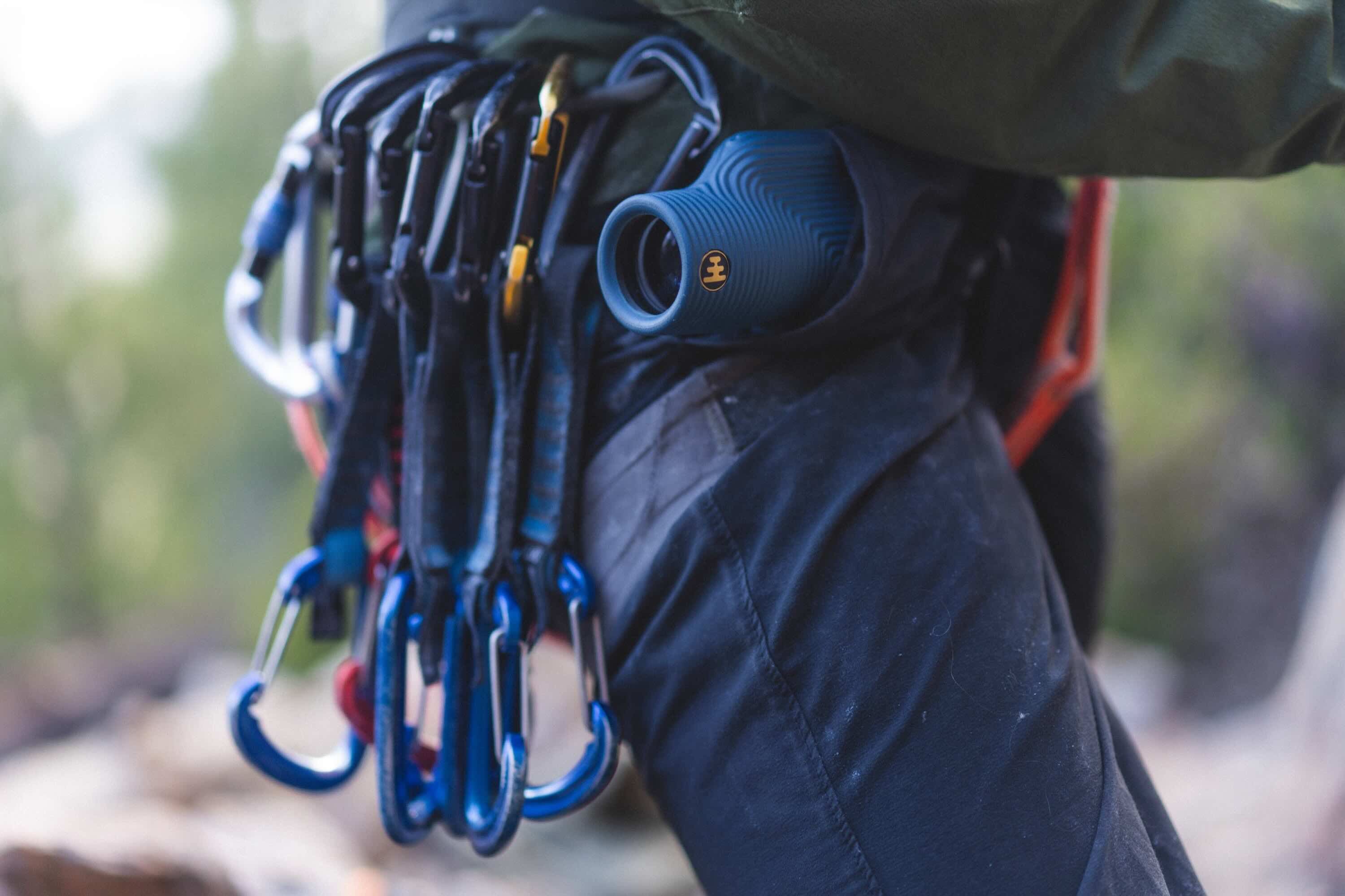 Kletterausrüstung, Karabiner, Beschläge, blauer Matte, Gürteltasche