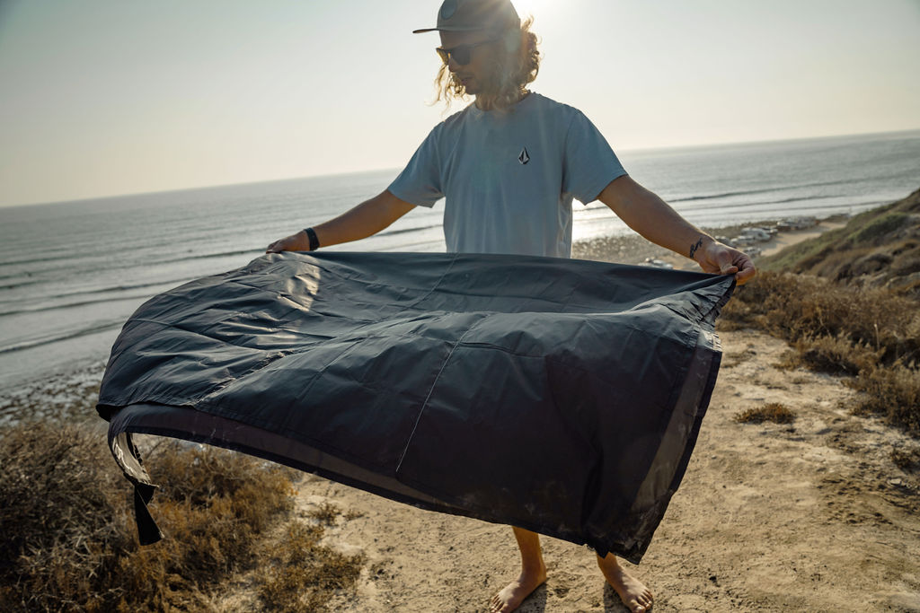 Matador_Pocket-Blanket_Lifestyle9 Matador Pocket Blanket (red)
