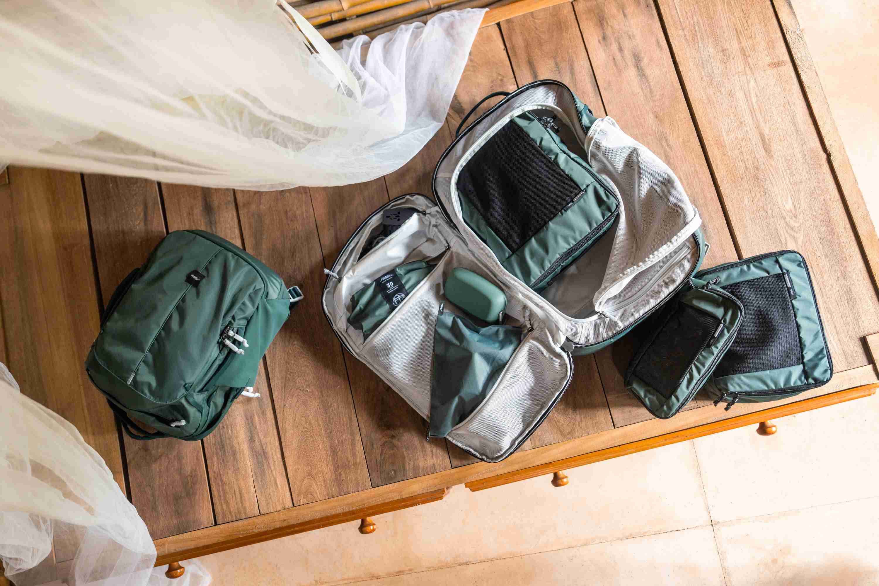 Rucksack, grüner Rucksack, offene Reisetasche, Reisegepäck, Vorderfach