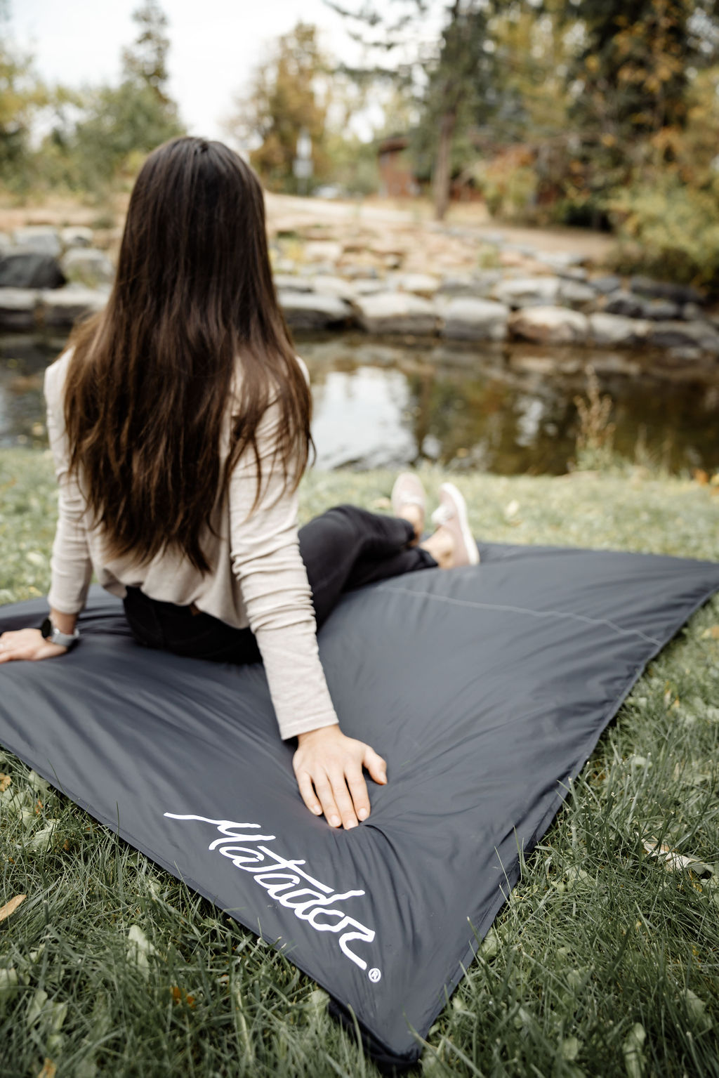 Matador_Pocket-Blanket_Lifestyle14 Matador Pocket Blanket (red)