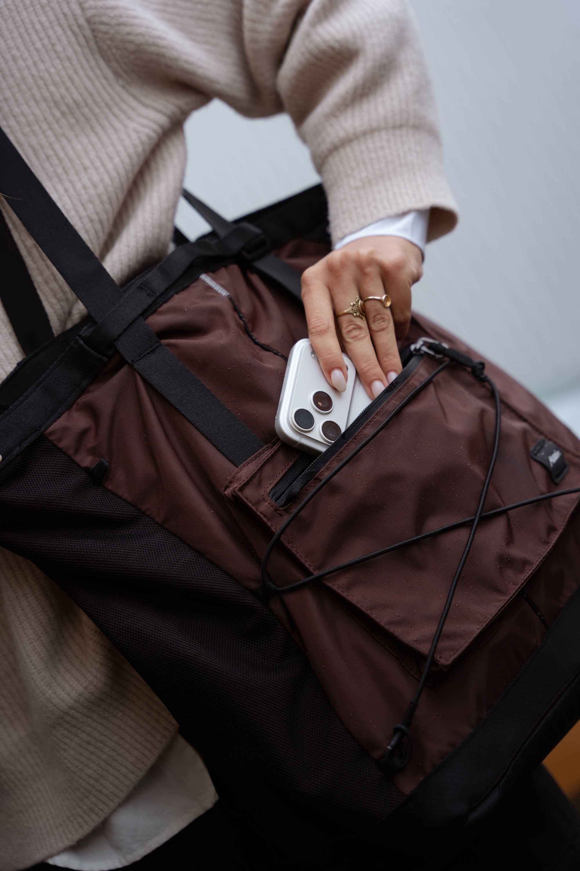 handtasche, portemonnaie?, handy?, smartphone, reißverschluss