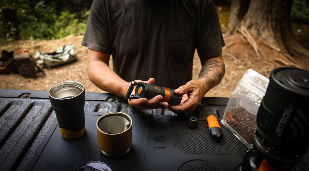 Campingkaffeemühle, Handmühle, Kaffeezubehör, schwarz-orange, Outdoor
