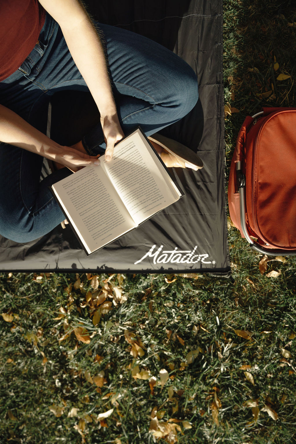 Matador_Pocket-Blanket_Lifestyle19 Matador Pocket Blanket (red)