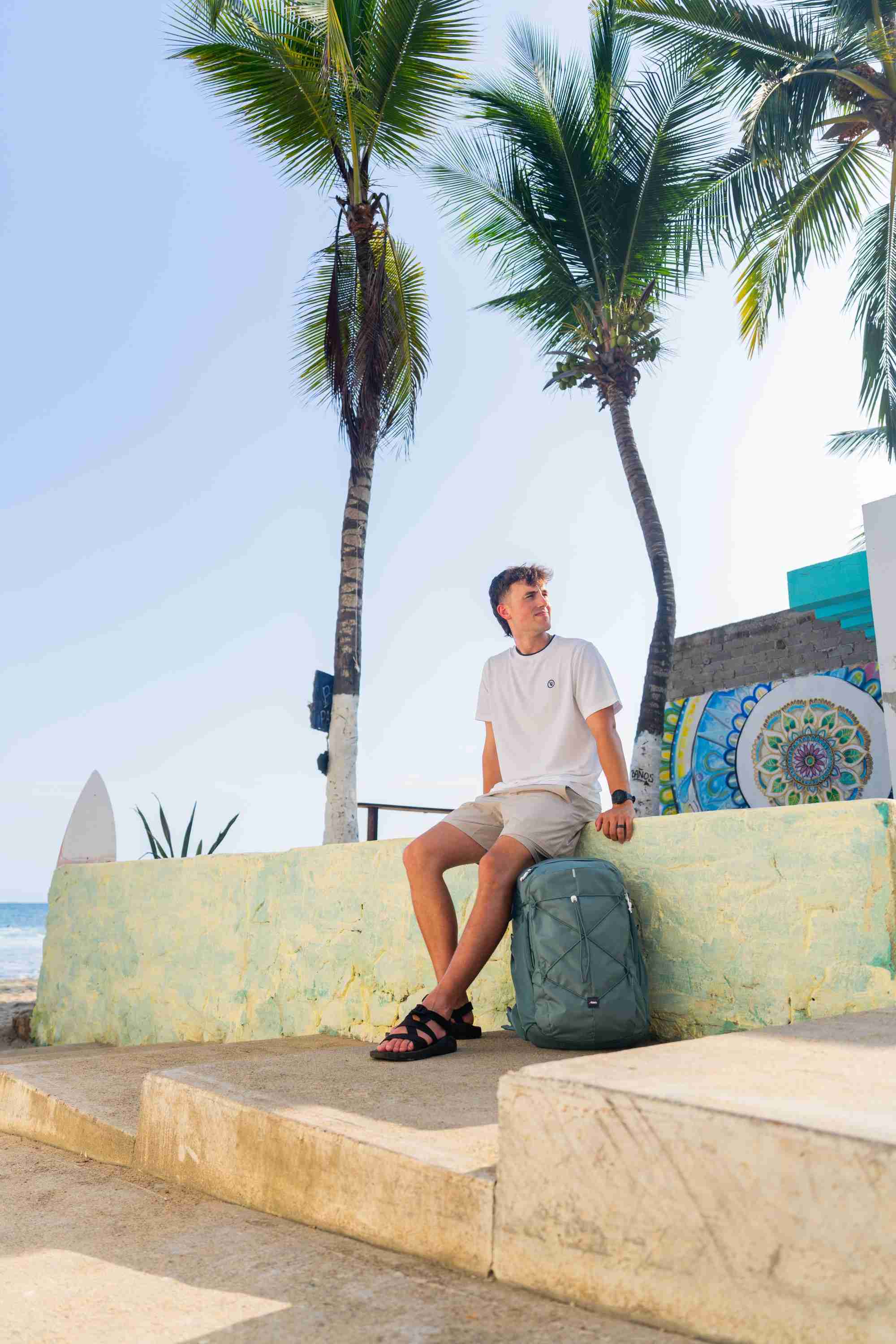 T-Shirt, Shorts, Sandals, Rucksack, Strand