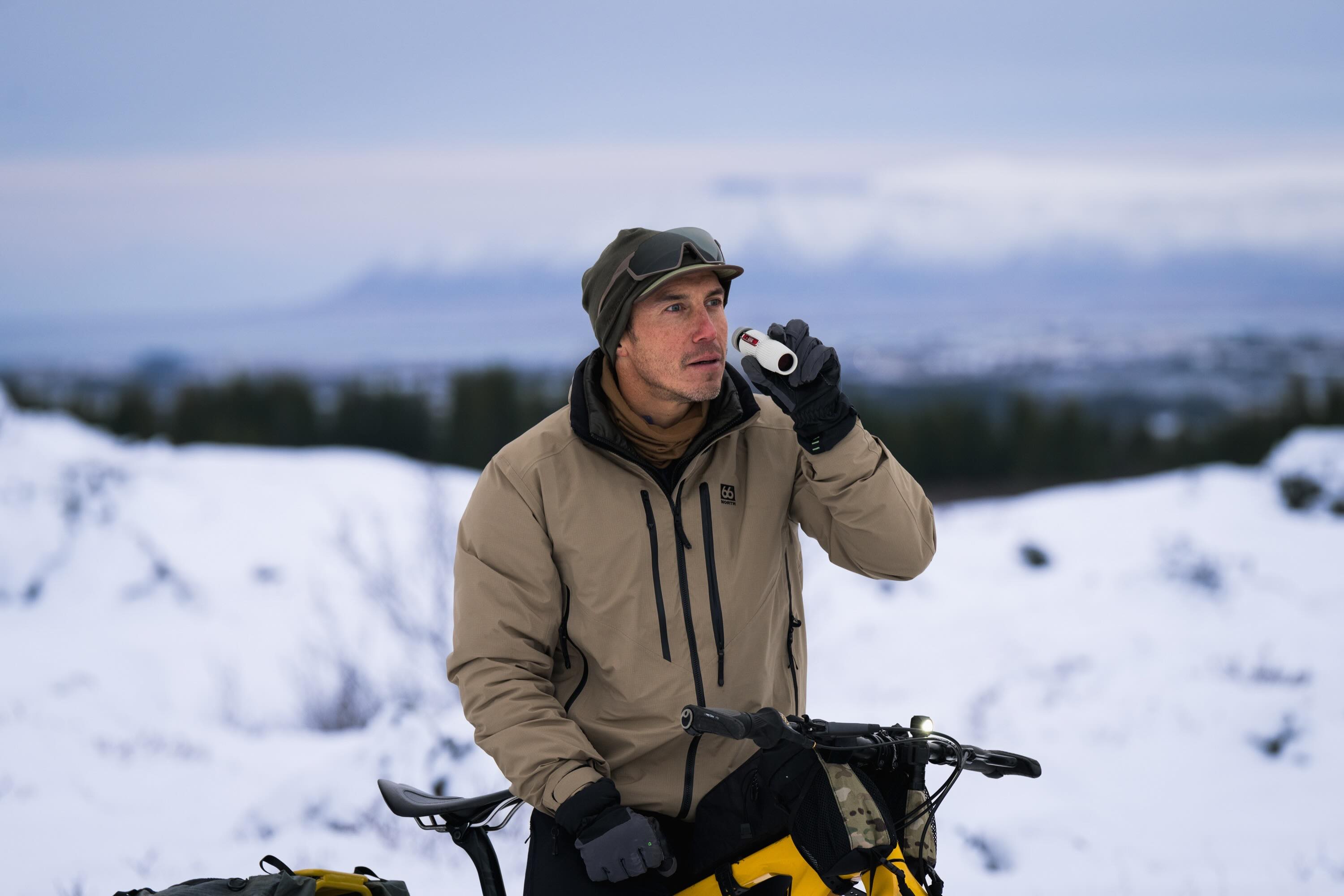 Winterjacke, Beige Jacke, Handschuhe, Thermischer Halswärmer, Sonnenbrille