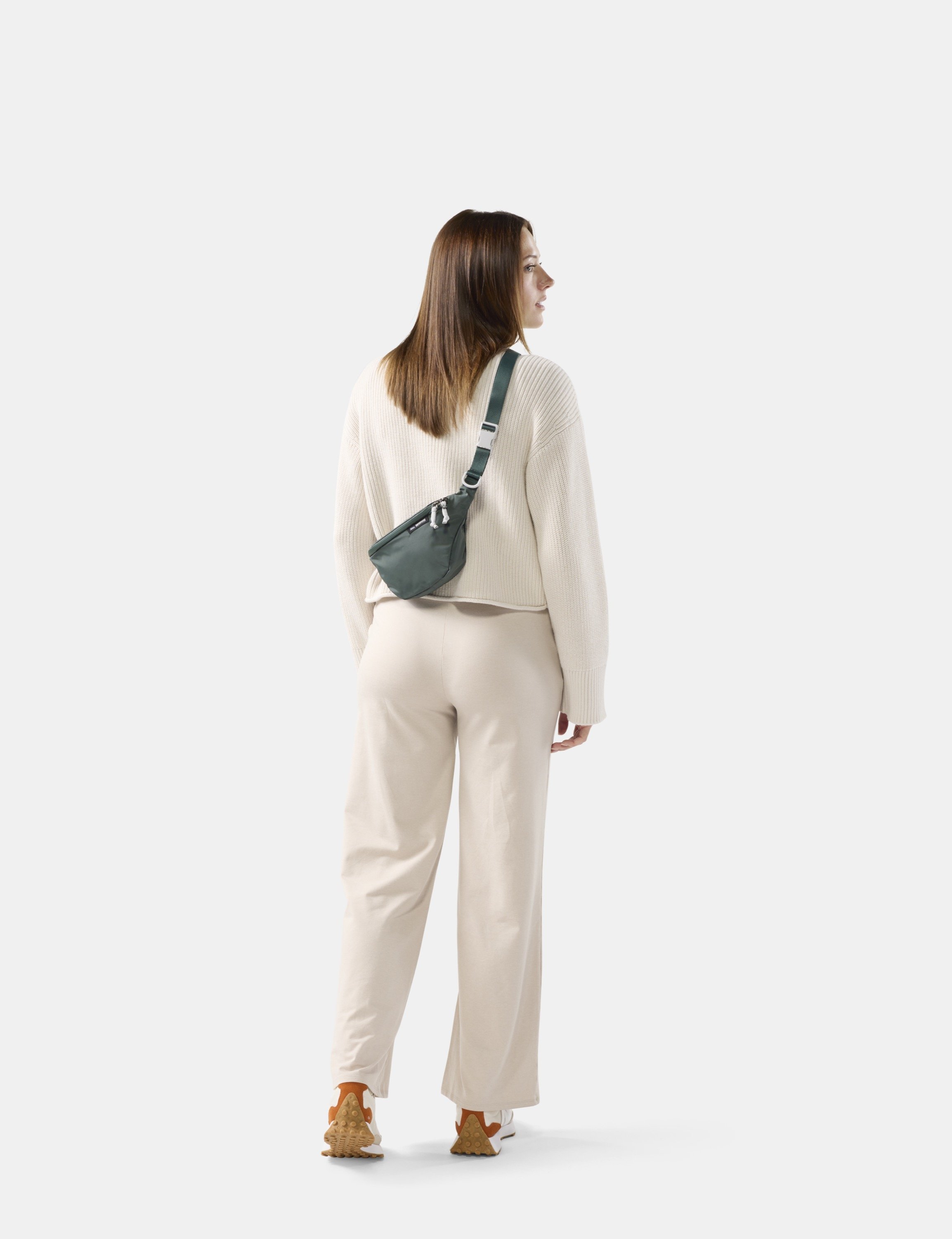 Beige Pullover, Beige Hose, Umhängetasche, Grüne Tasche, Alltagss houlder outfit