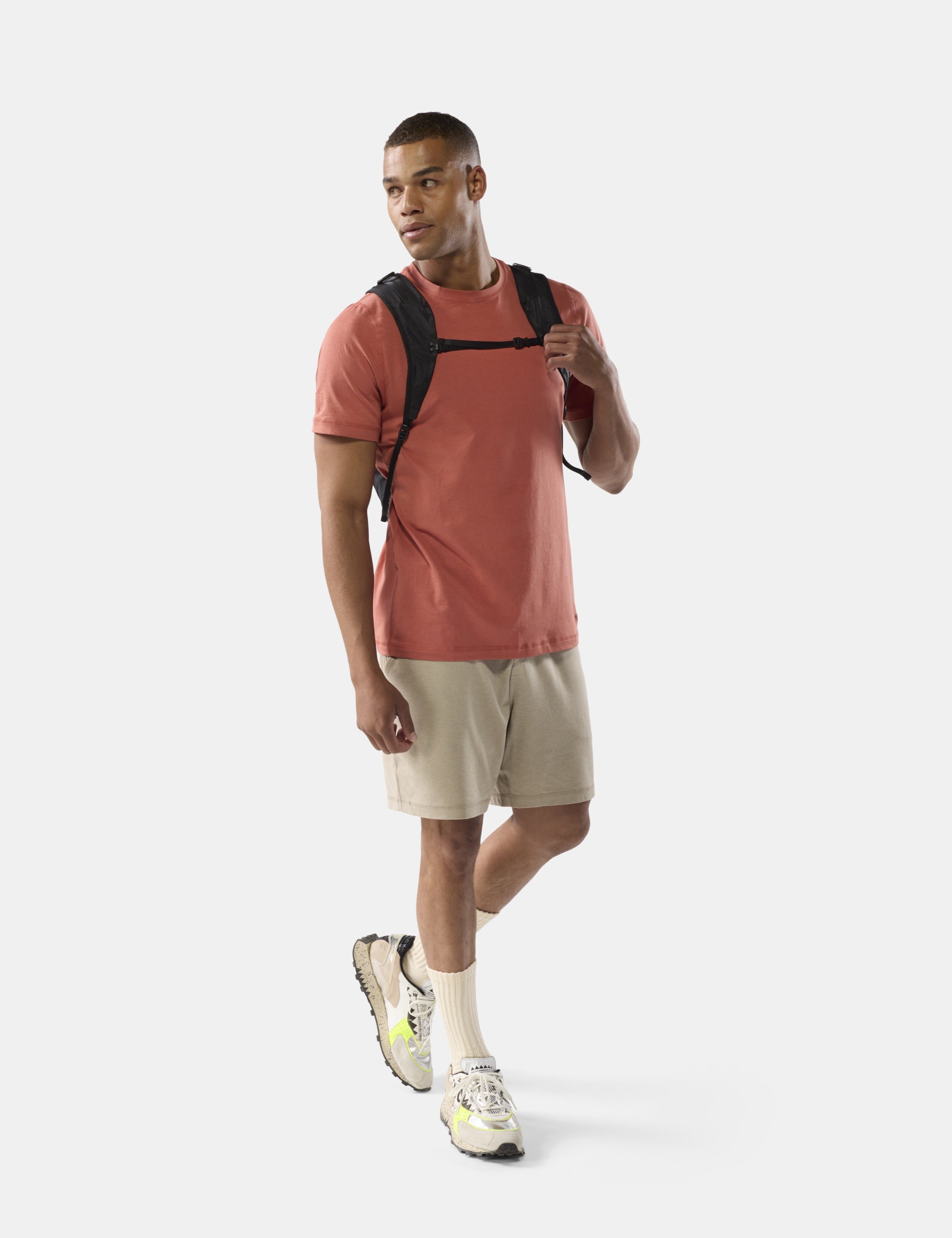T-Shirt, Rucksack, Kurze Hose, Sneaker, Backpack