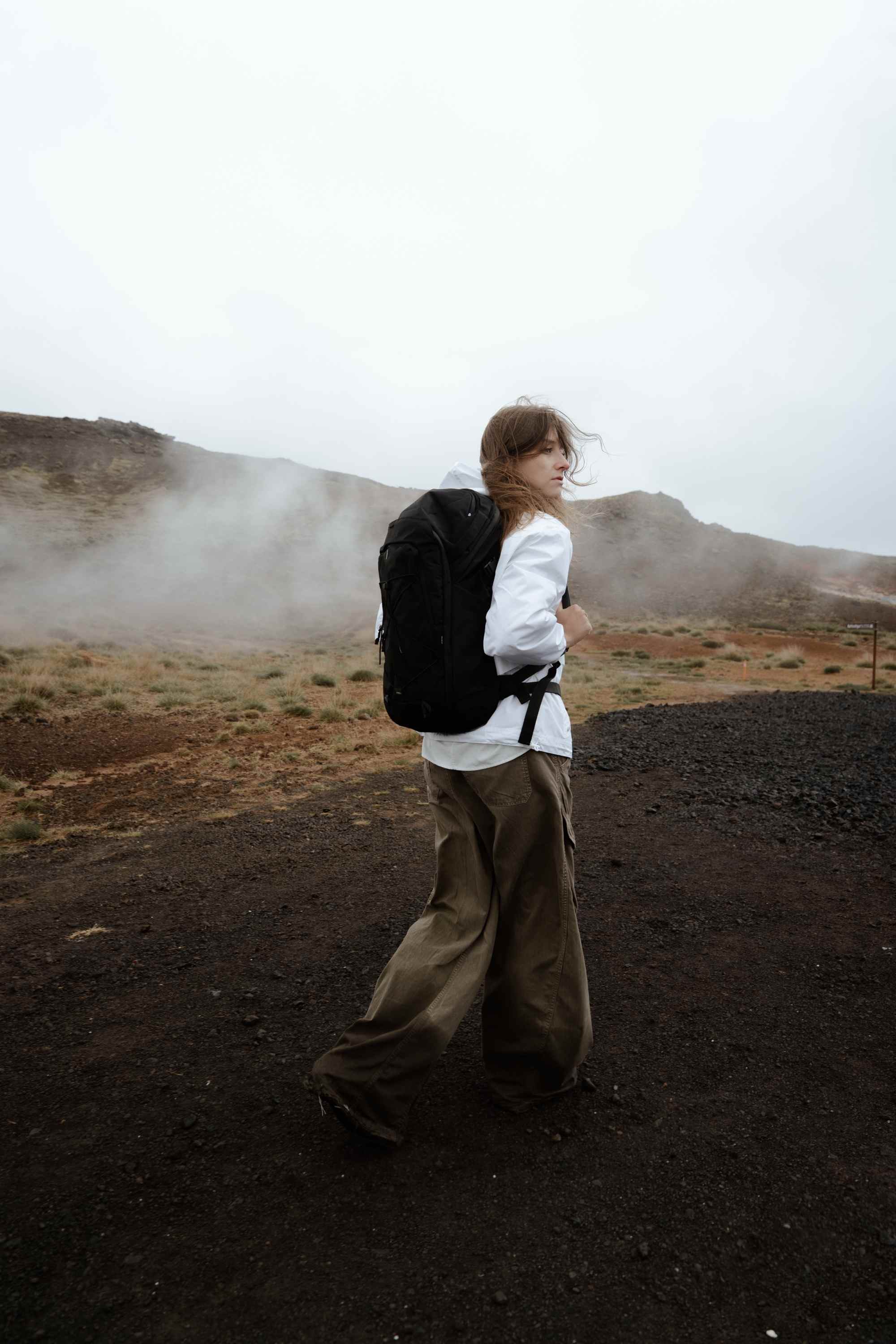 Rucksack, Draußen, Weißes Hemd, Braune Hose, Landschaft