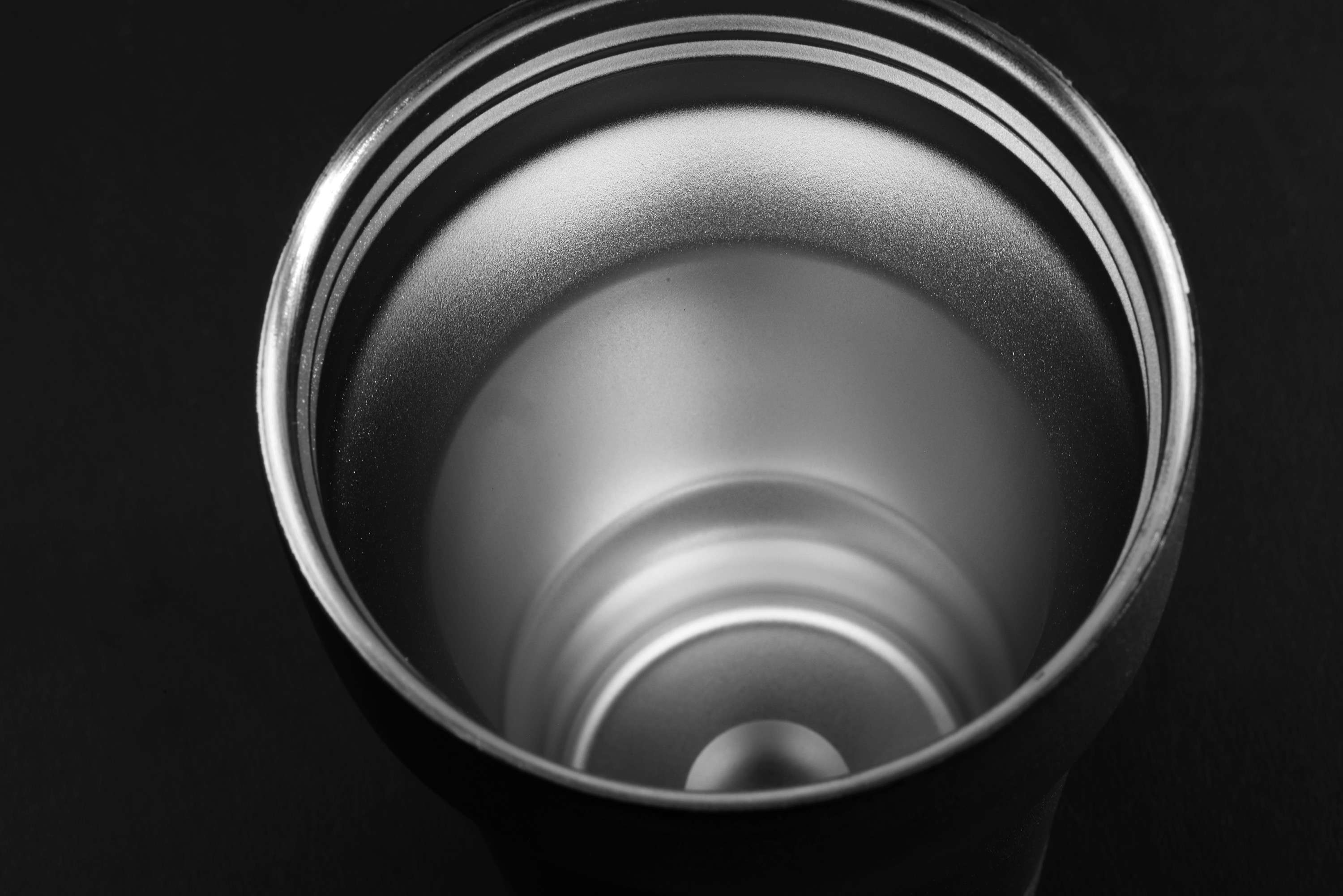 Isolierbecher, Edelstahl innen, schwarze Außenseite, Metallrand