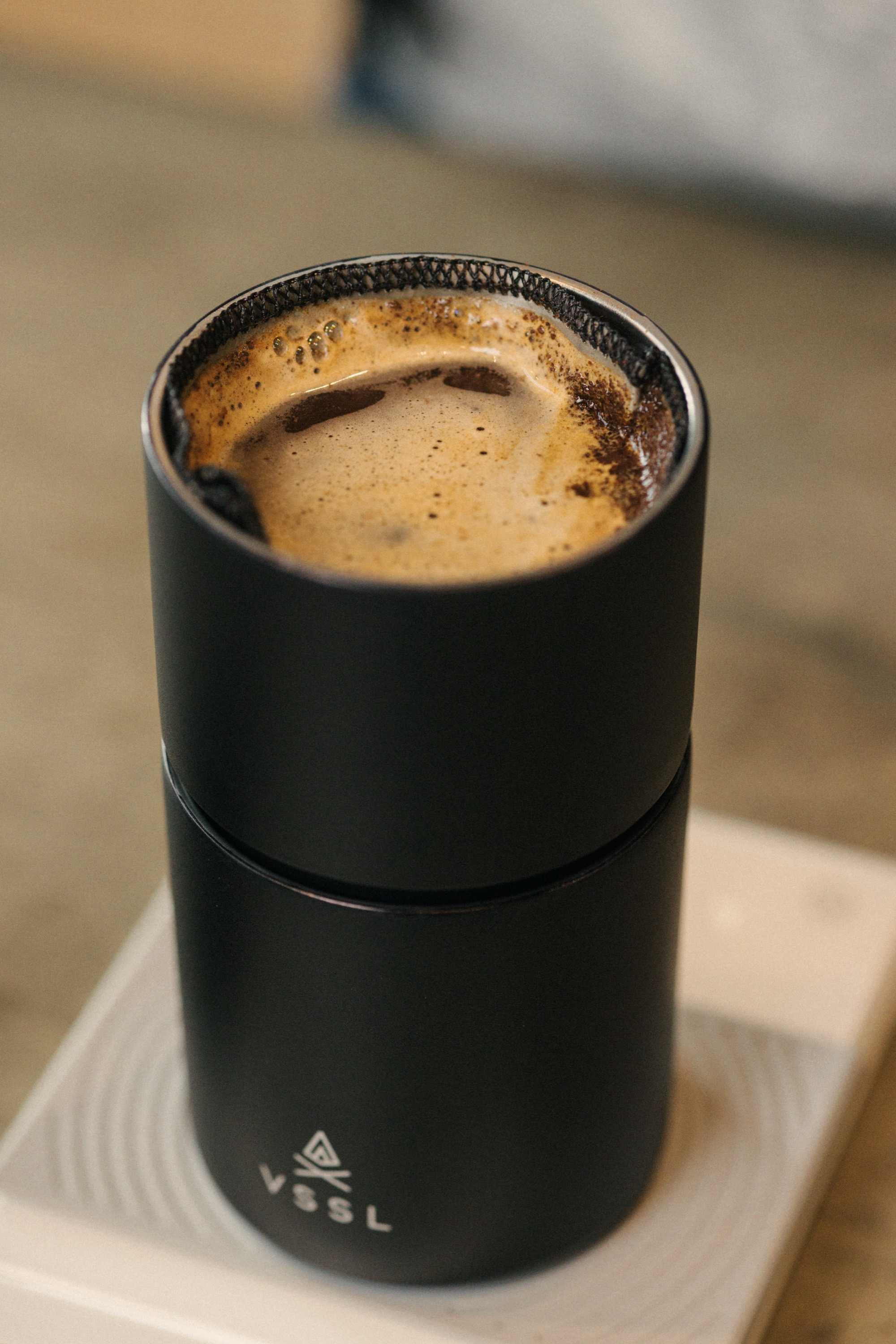 Kaffeebecher, schwarzer Becher, Espresso, zylindrische Form, matte Oberfläche