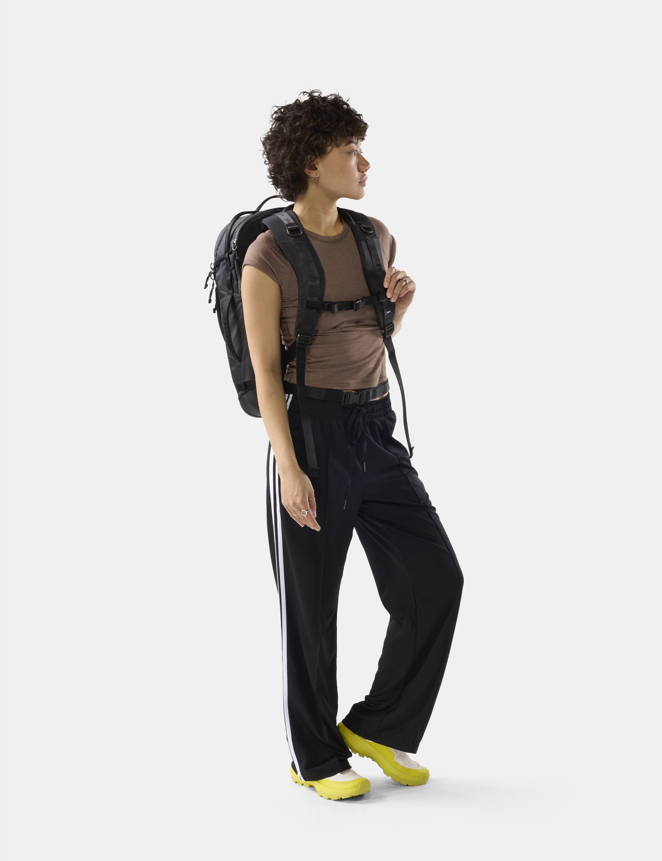 Rucksack, Wandern, Cargek pants, braunes T-Shirt, Gelbe Sohlen Schuhe